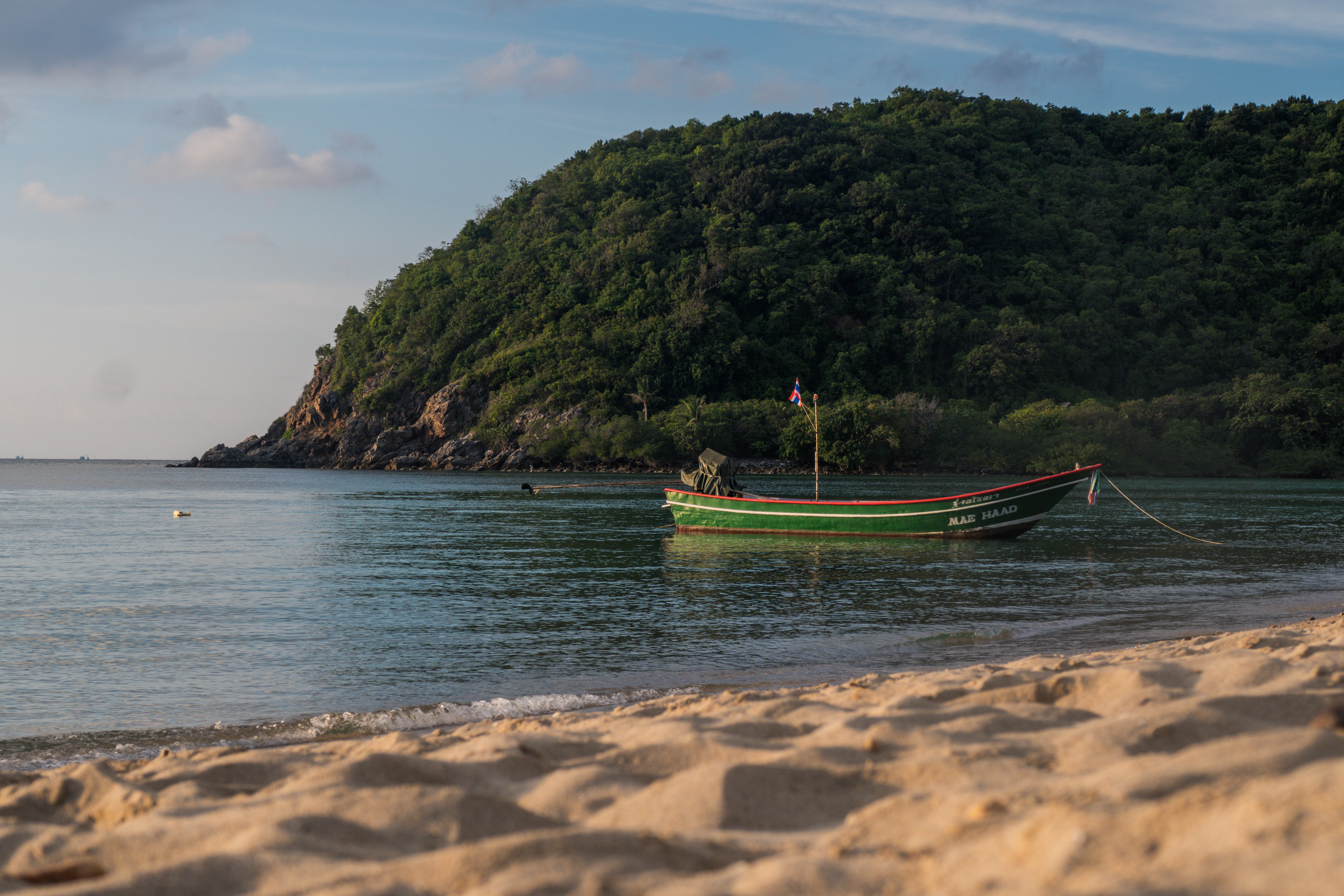 un autre bâteau face à l'île sauvage de Koh Ma