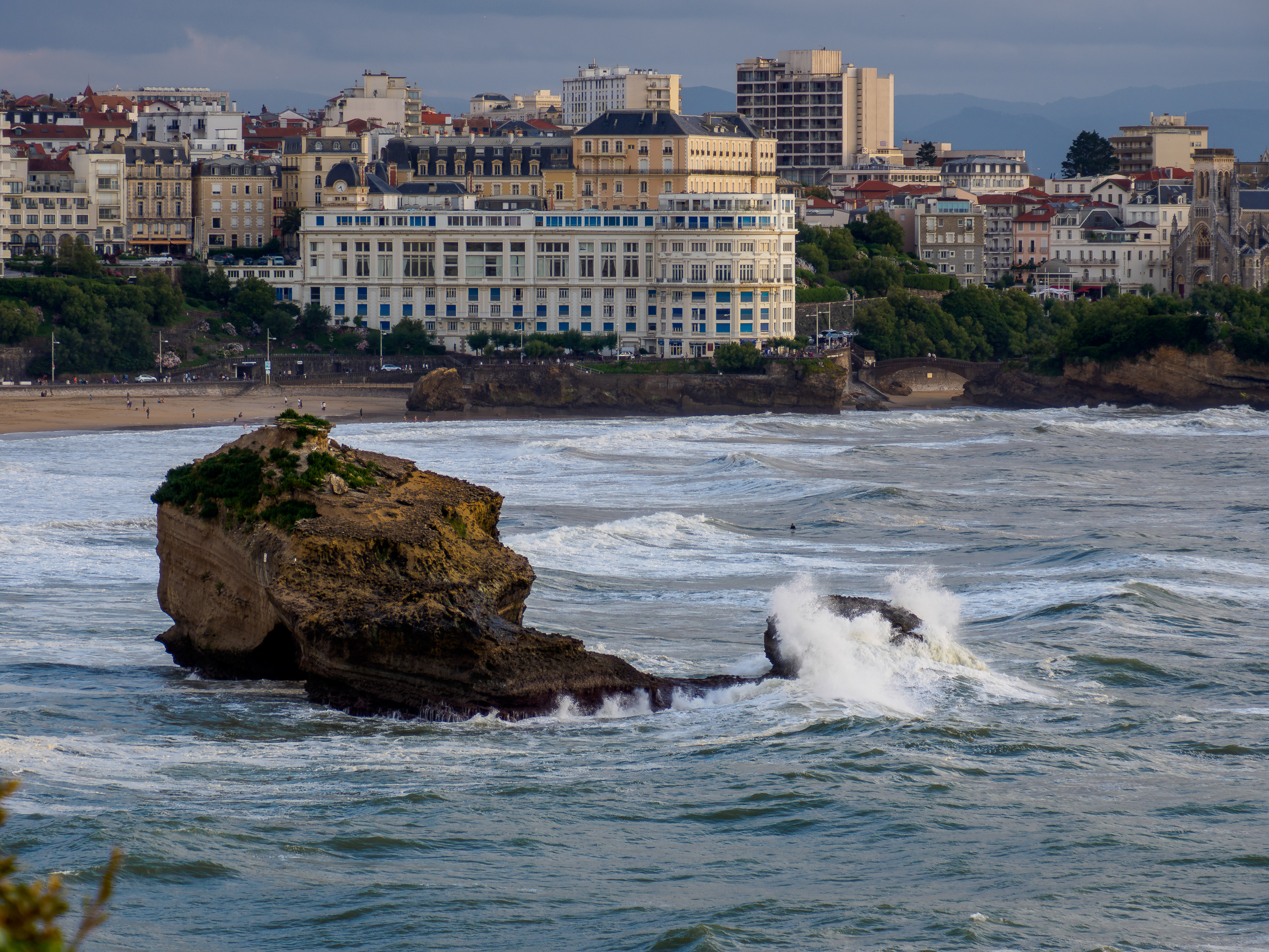 La roche ronde et les vagues
