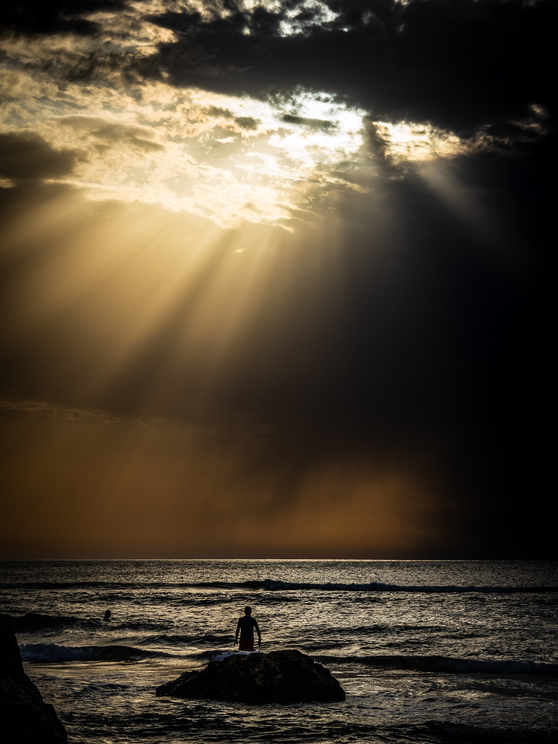 Baigneur sous les rayons de soleil