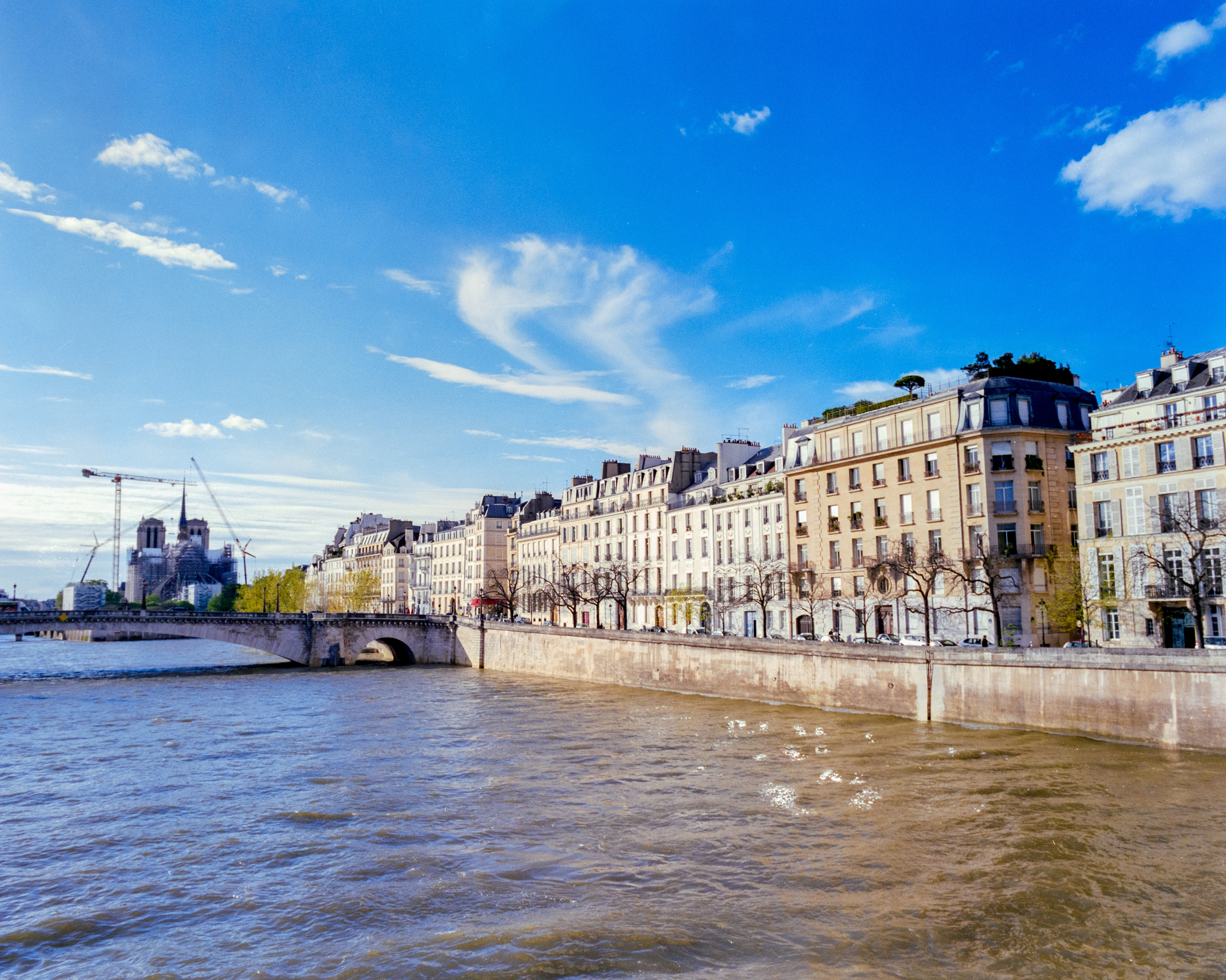 Bords de Seine. Pentax 67 - Fuji pro 400H 