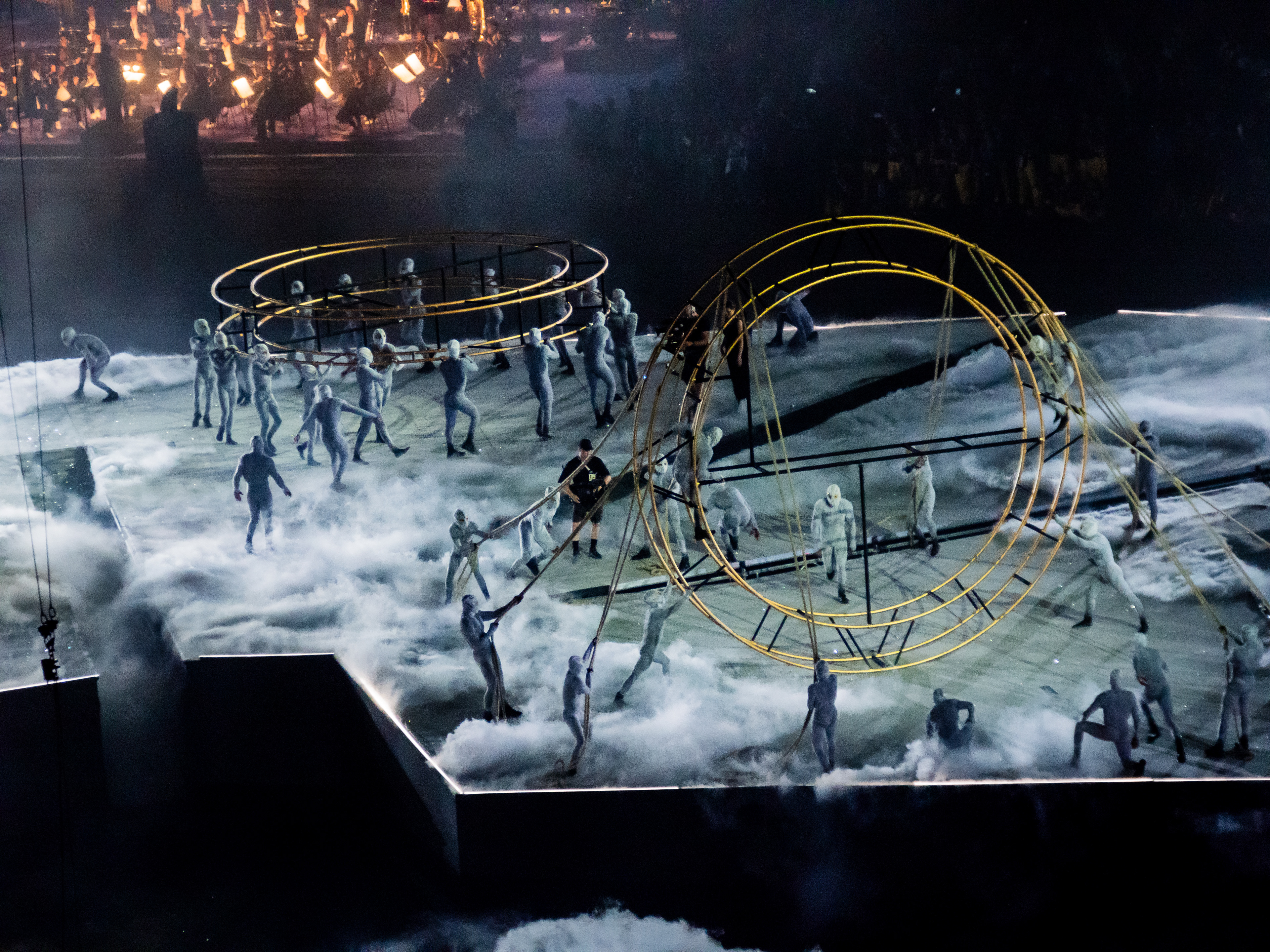 Elevation des anneaux olympiques dans la fumée