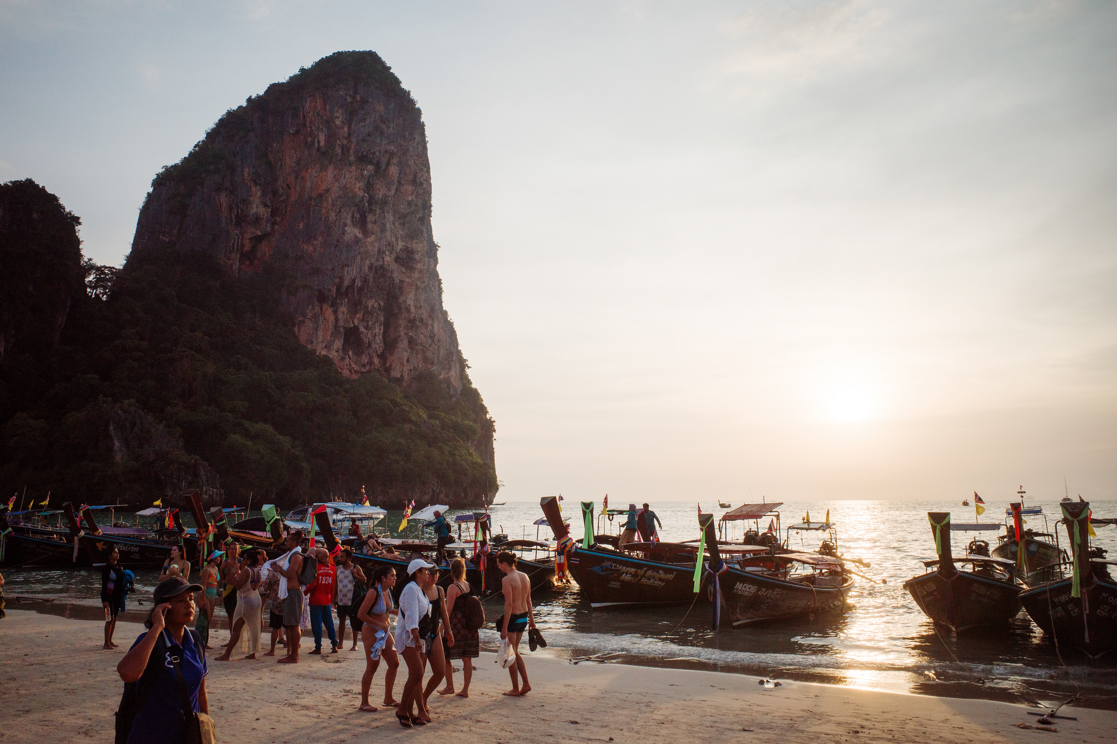 Sur Railay West, le flux transforme la plage en plate forme de stationnement et embarquement géante