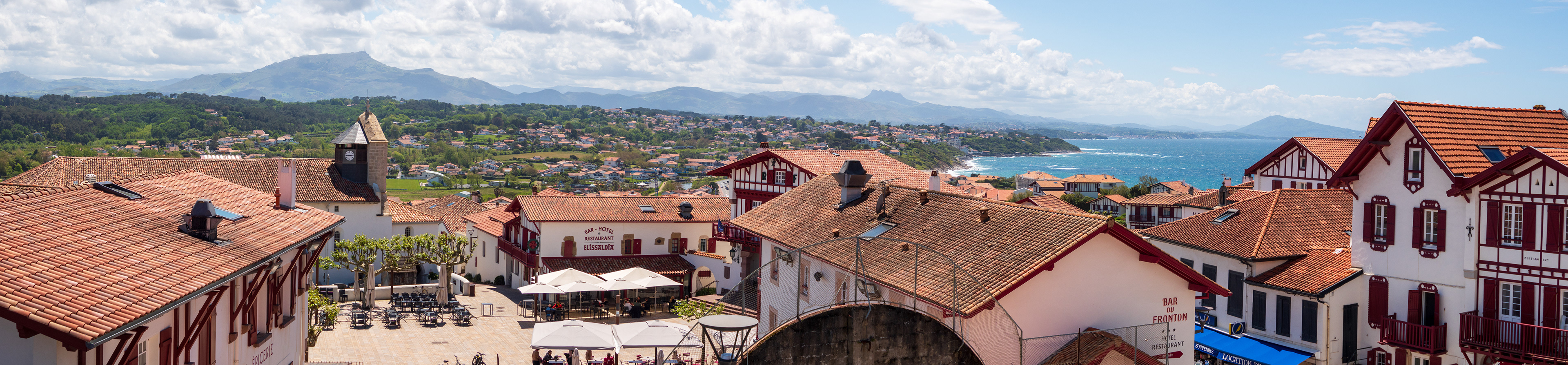 Place centrale du village de Bidart, et la vue sur l'océan et les montagnes