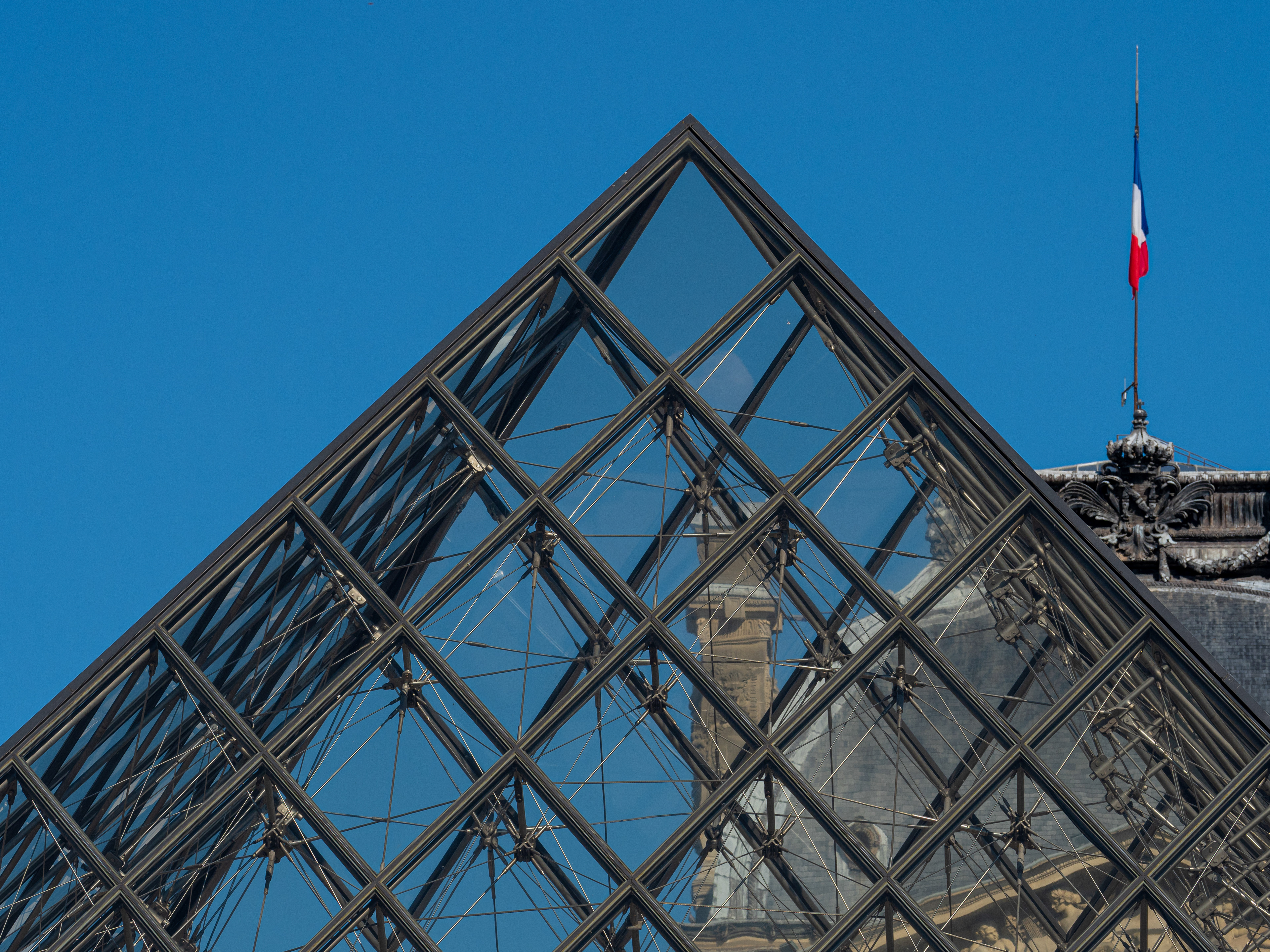 LUne dans la Pyramide du Louvre