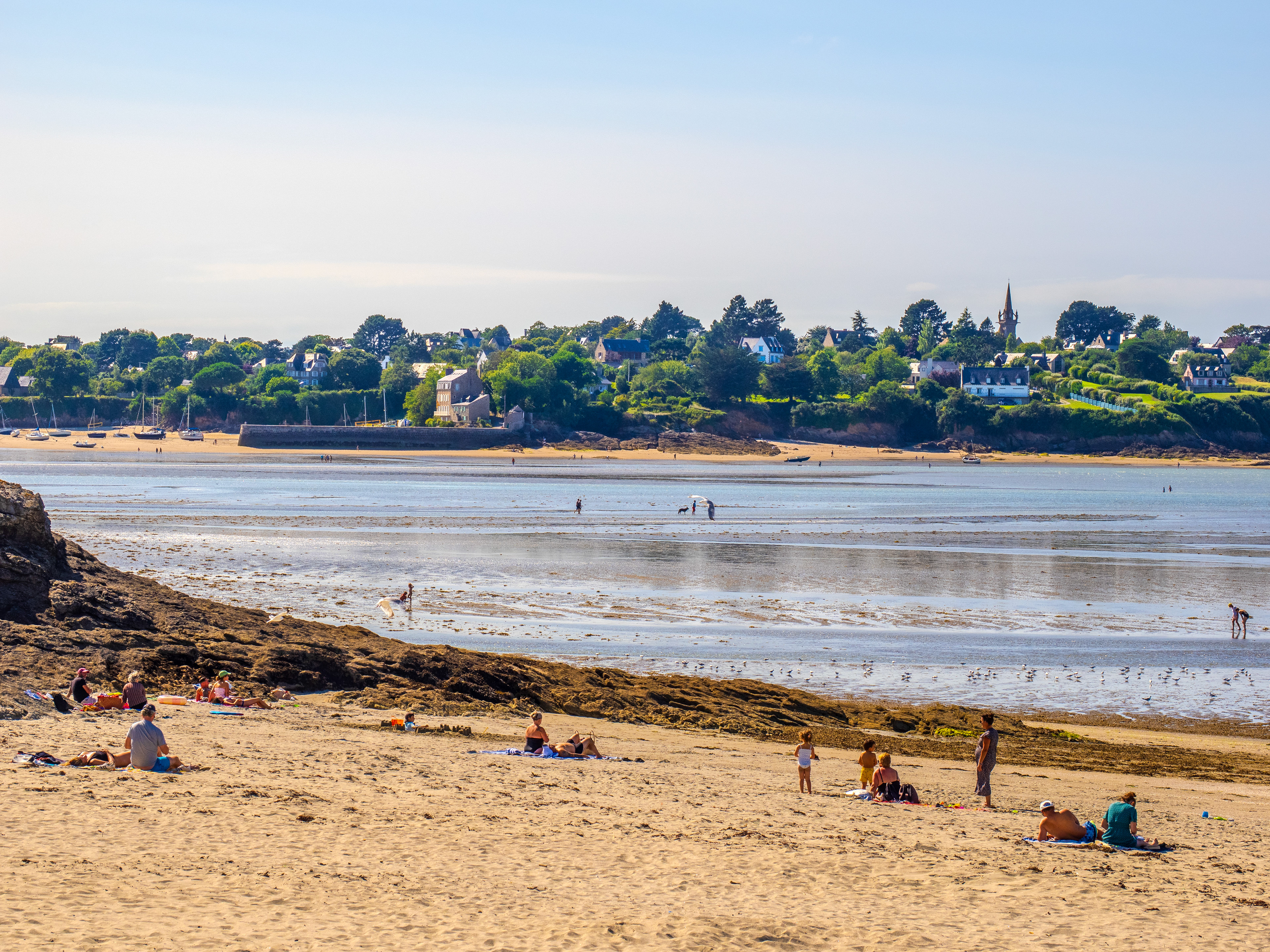 Le ciel se reflète dans les flaques d'eau de mer, sous le clocher de Saint-Jacust 