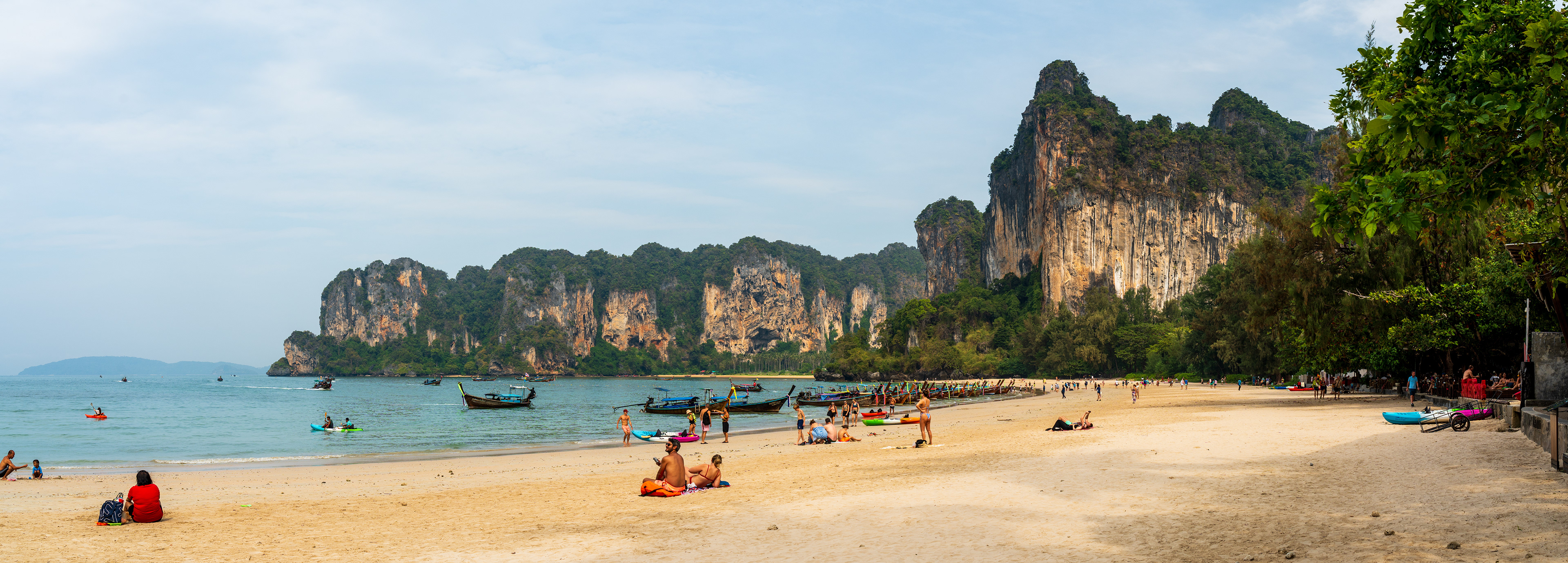 Un panorama plus tardif, le jour du départ. Il y a déjà beaucoup plus de bateaux sur la plage et sur l'axe vers Ao Nang, nous repartiron nous vers Krabi, depuis Railay East