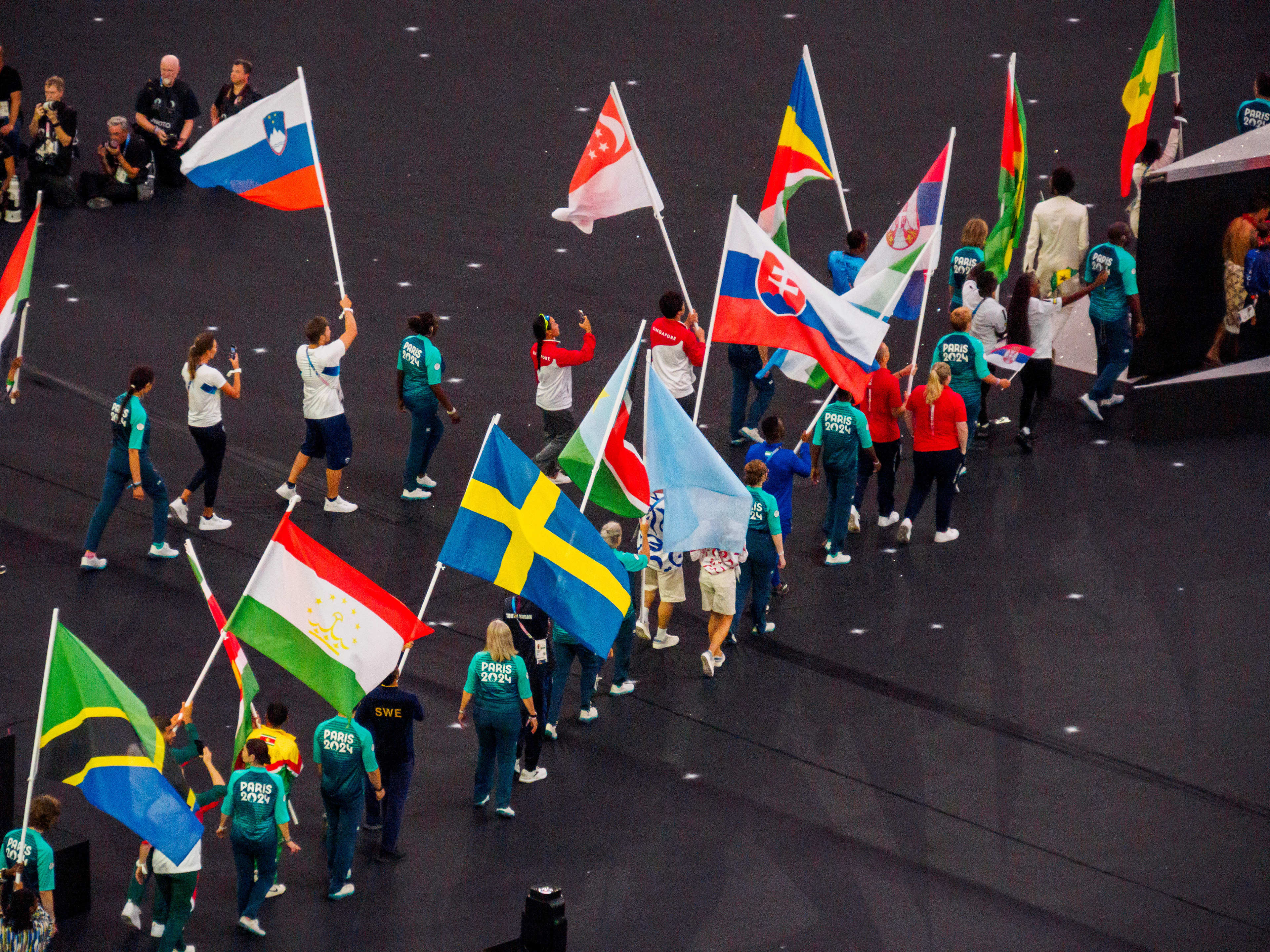Défilé des porte drapeaux des délégations, Suède au centre