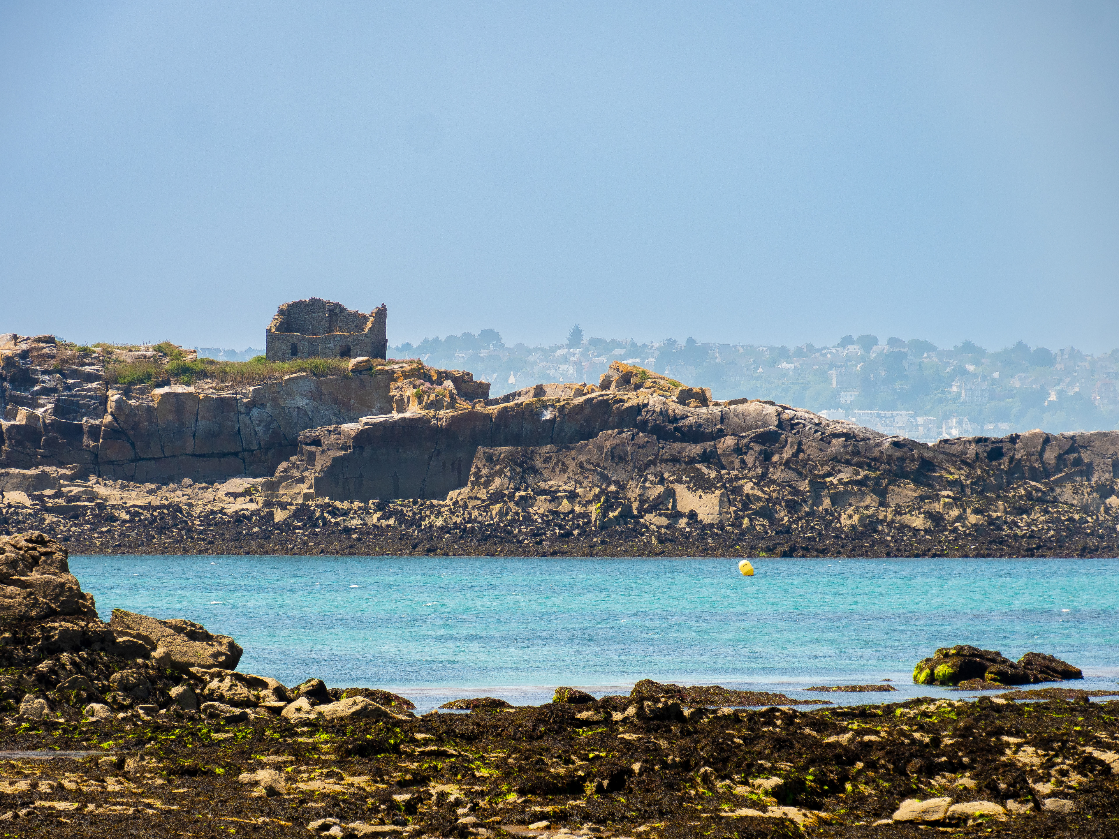 Une ruine sur les pierres, Saint Cast dans le fond