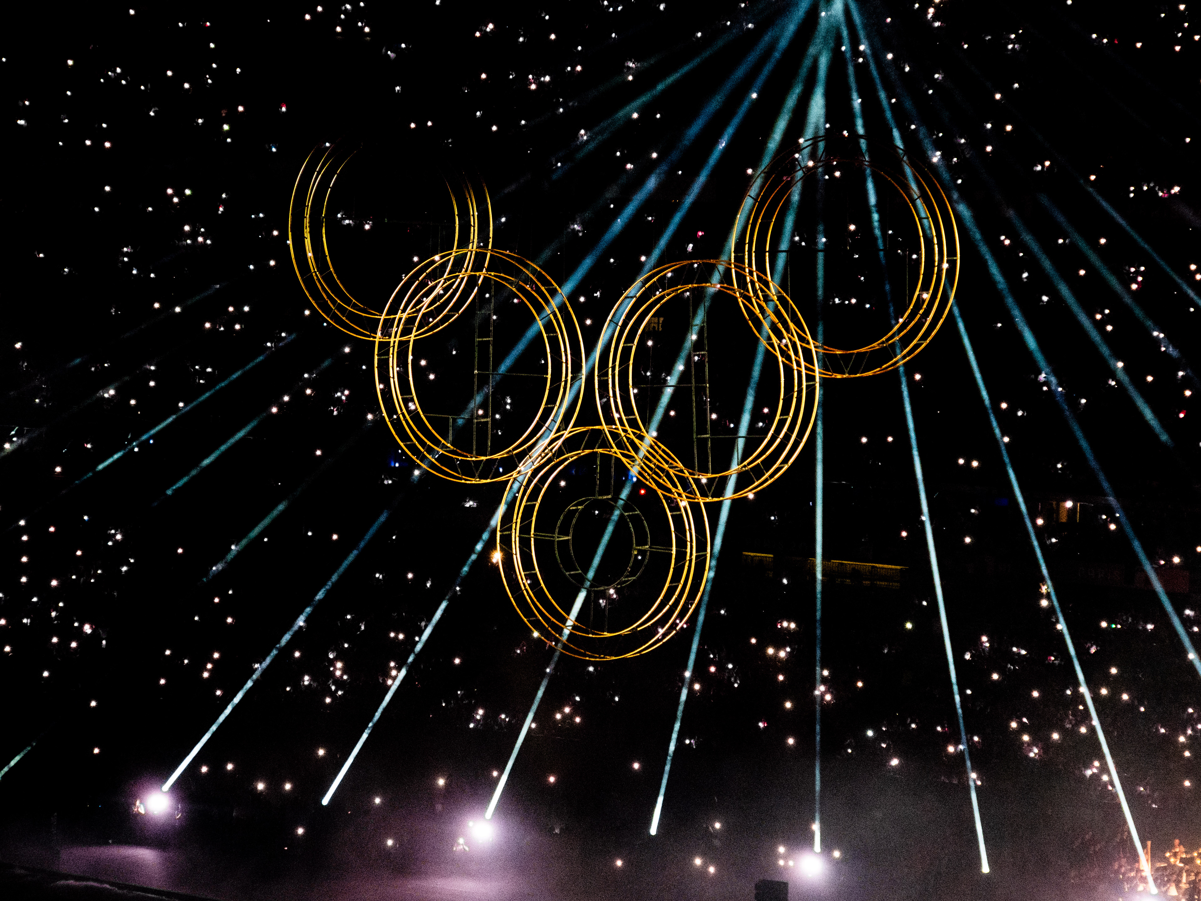 Elevation des anneaux olympiques, tribune illuminée d'étoiles