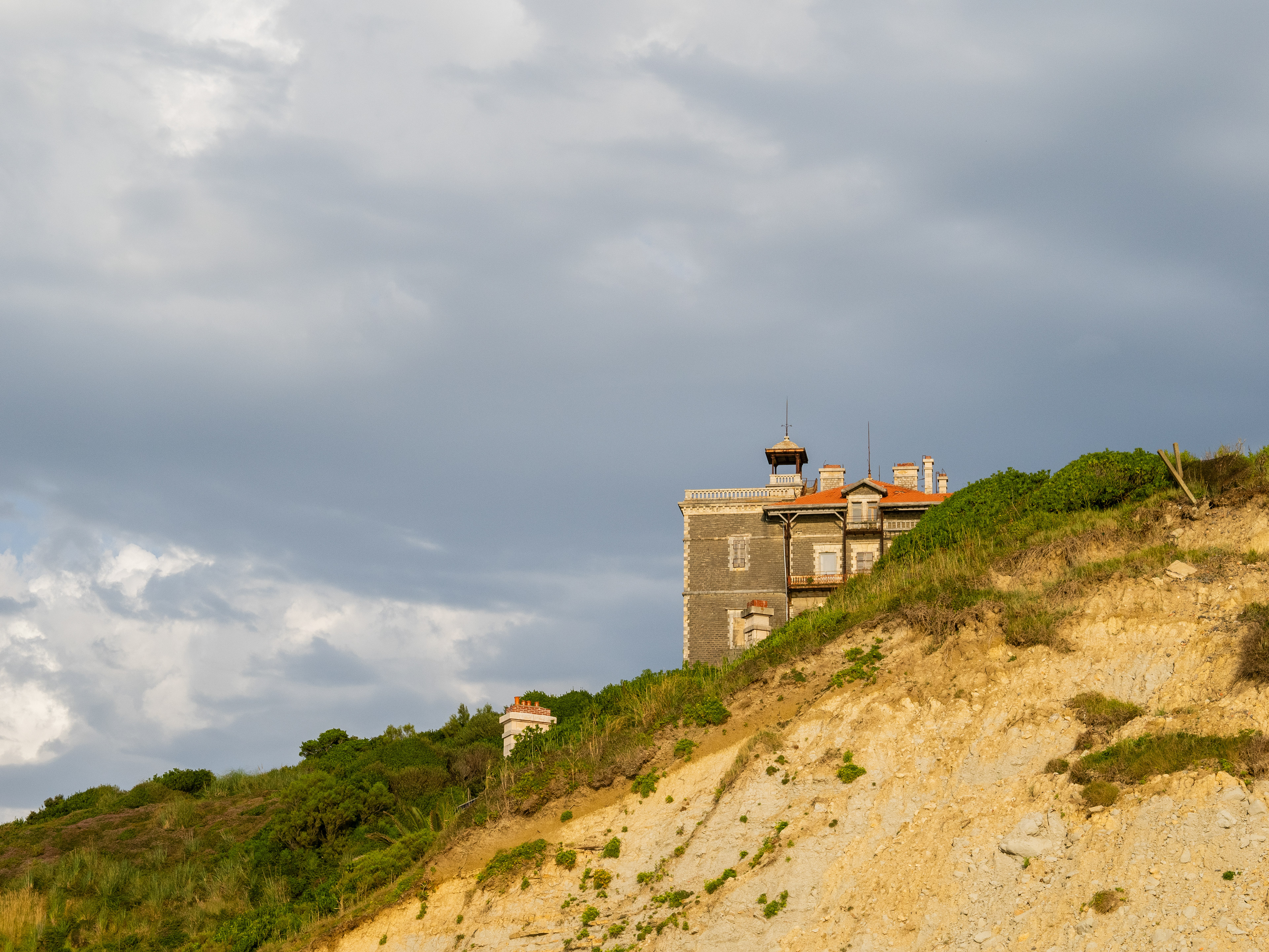 Le château d'Ilbarritz derrière la falaise