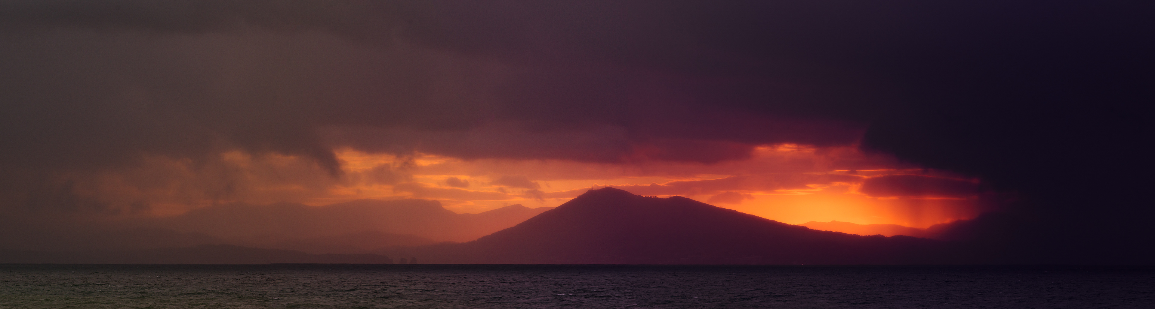 Coucher de soleil sur les Pyrenées - Panorama