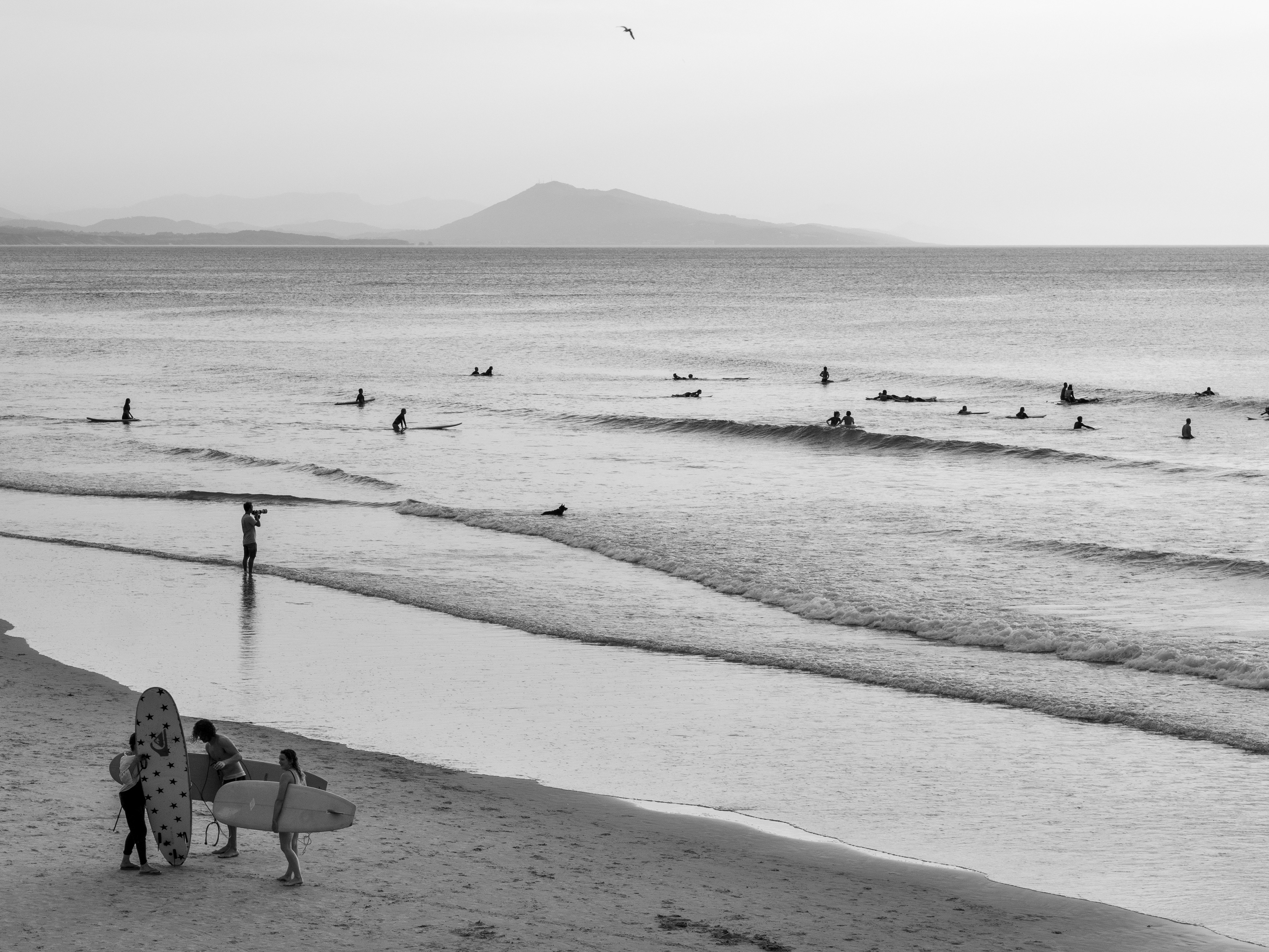 Surfers, au fond Jaizkibel