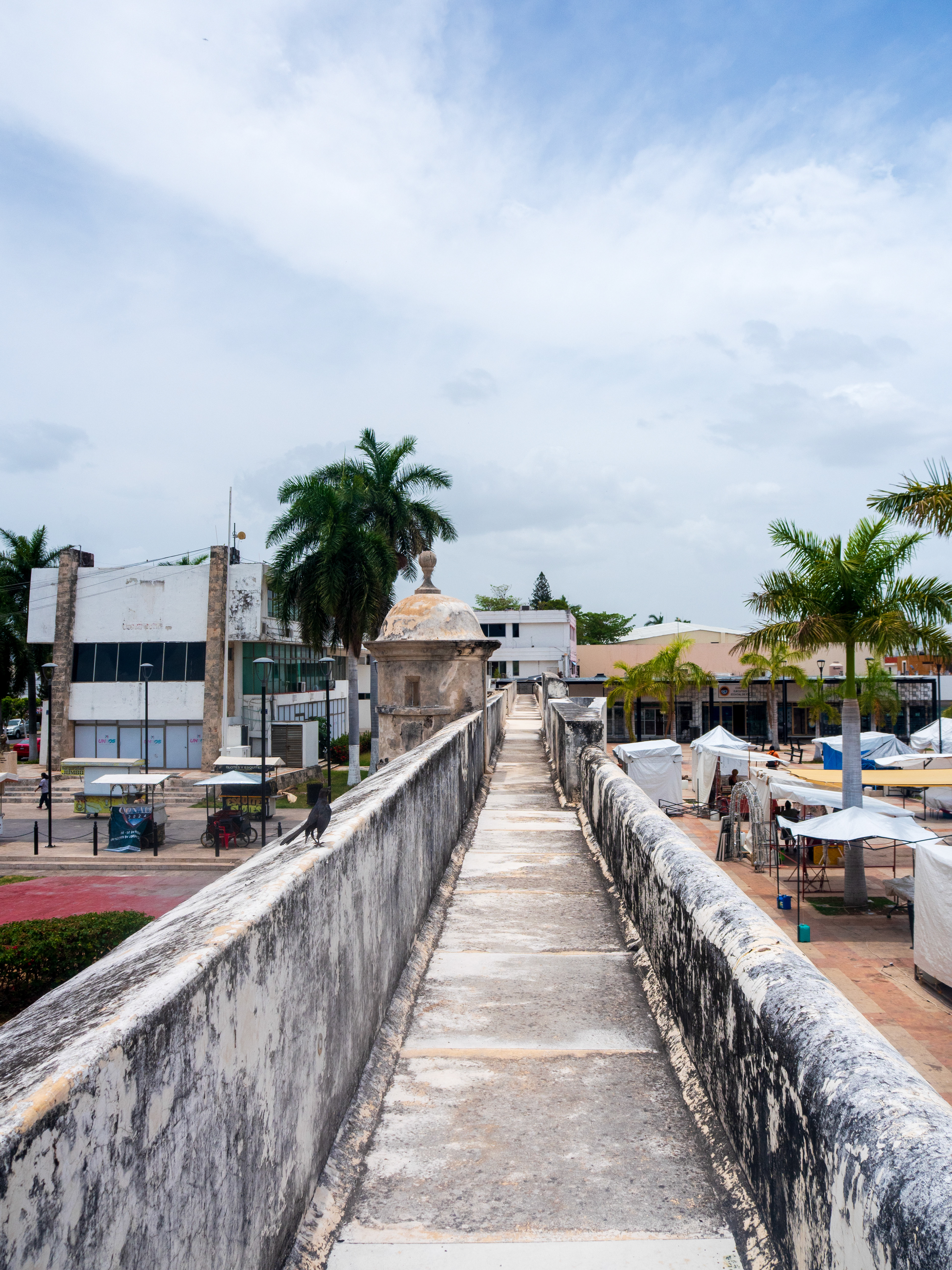 Au dessus des remparts, via le musée d'architecture Maya