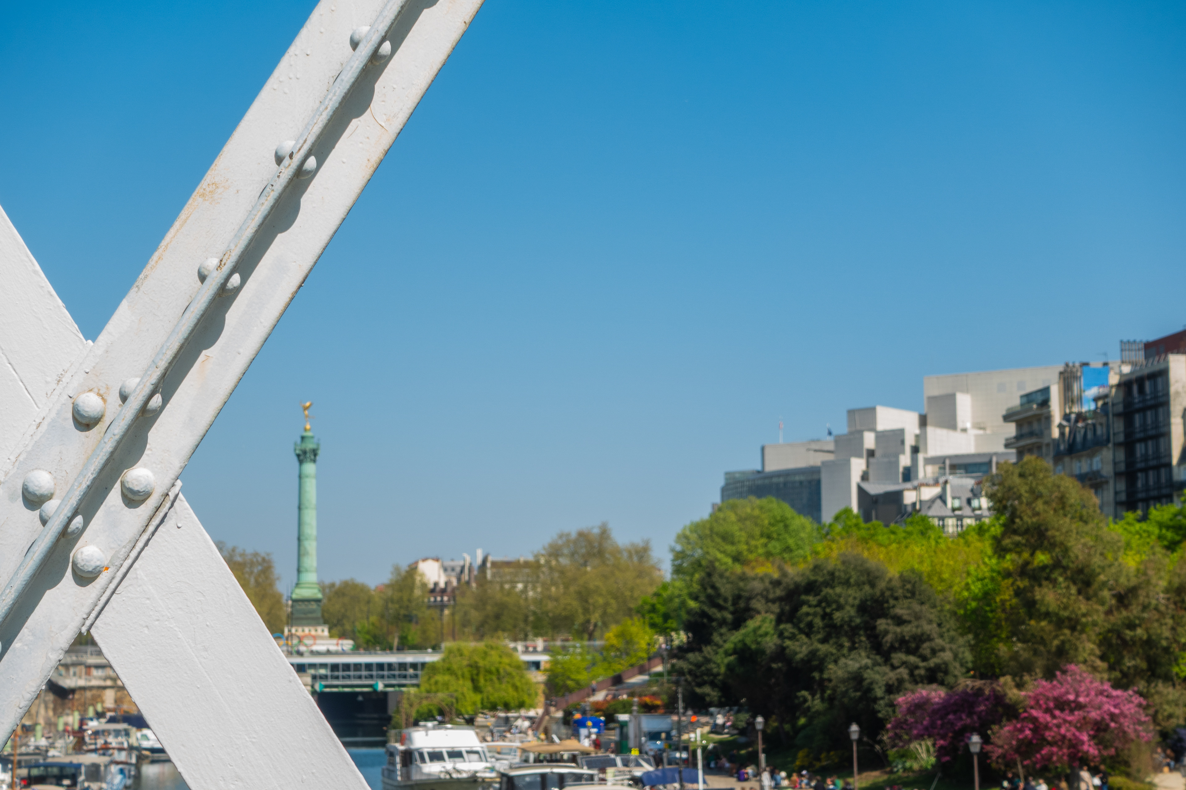 Passerelle Jim Morrisson et colonne de la Bastille