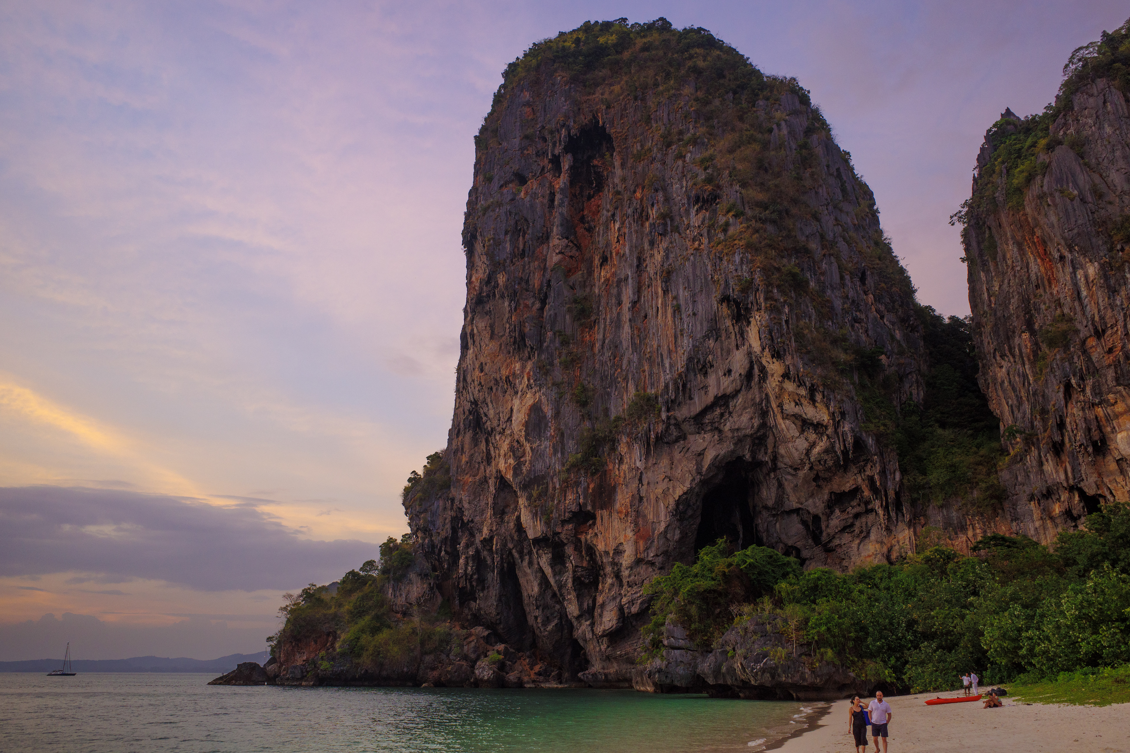 L'extrémité de la plage et la structure qui sépare Phra Nang Beach de Railay West