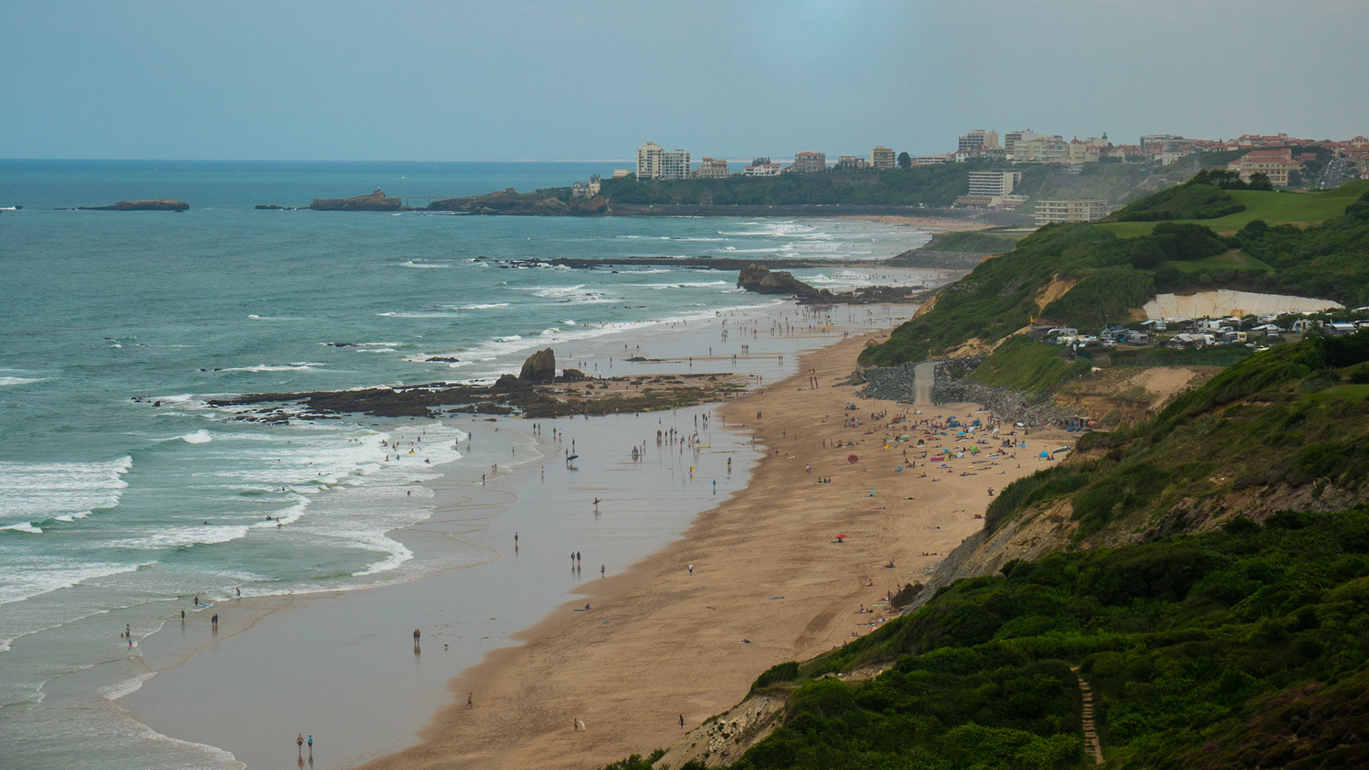 Juillet 2019, en plus voilé. Vue sur la côte des basques et la Villa Belza au fond