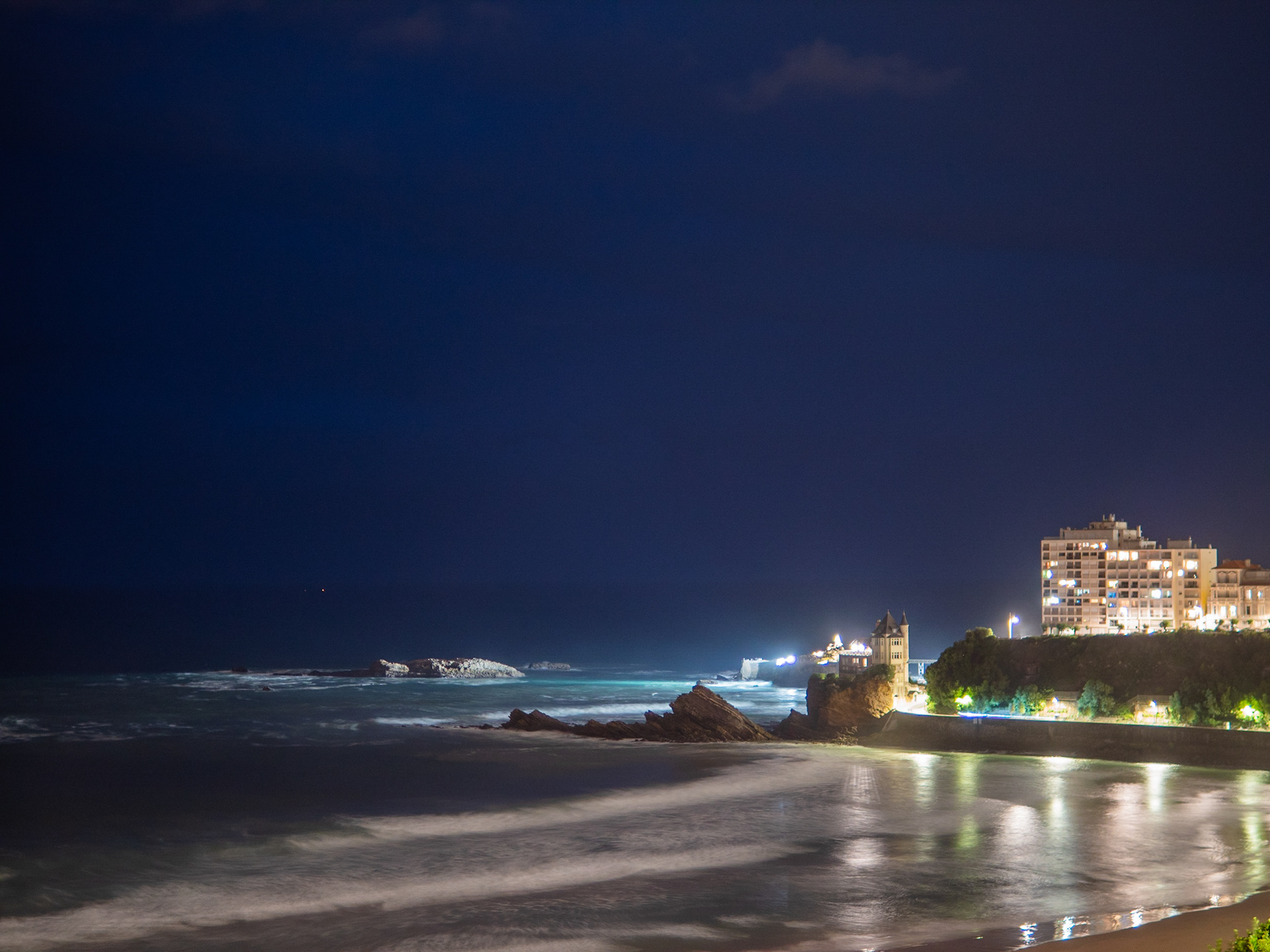 De nuit regard vers la Villa Belza, Juillet 2019