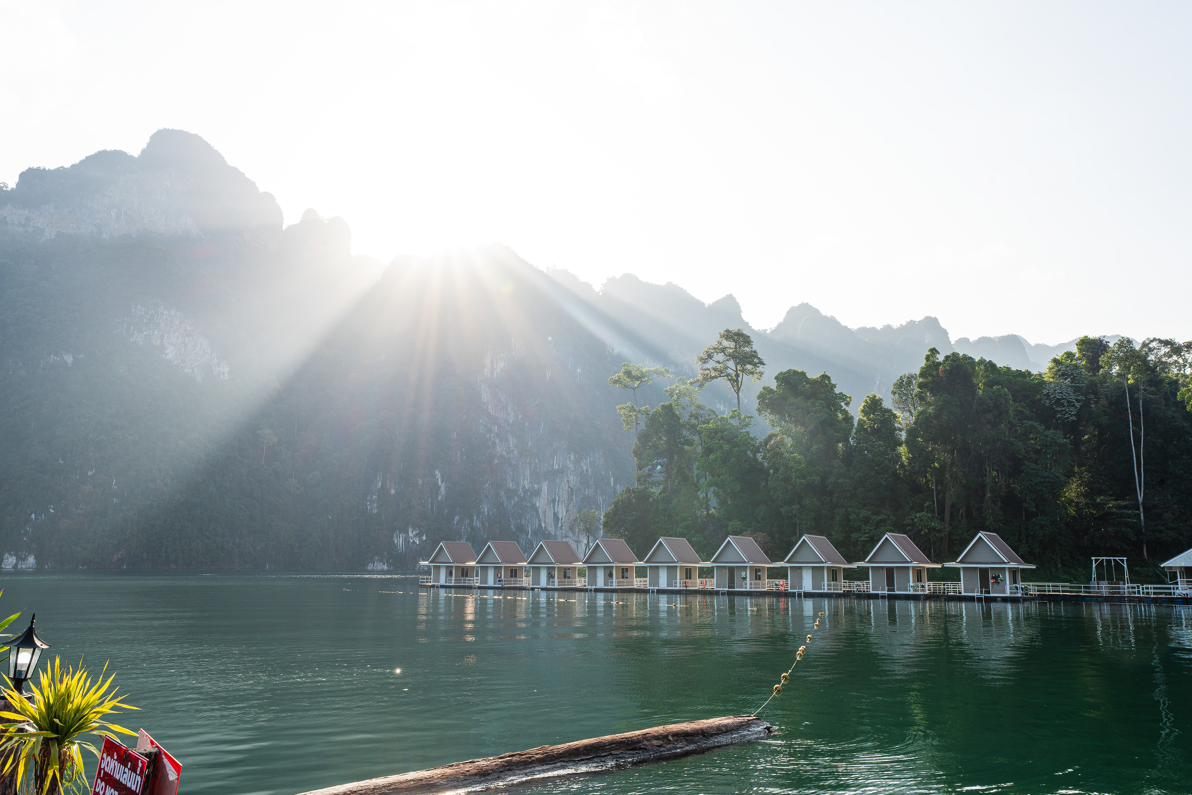 le soleil derrière les montagnes