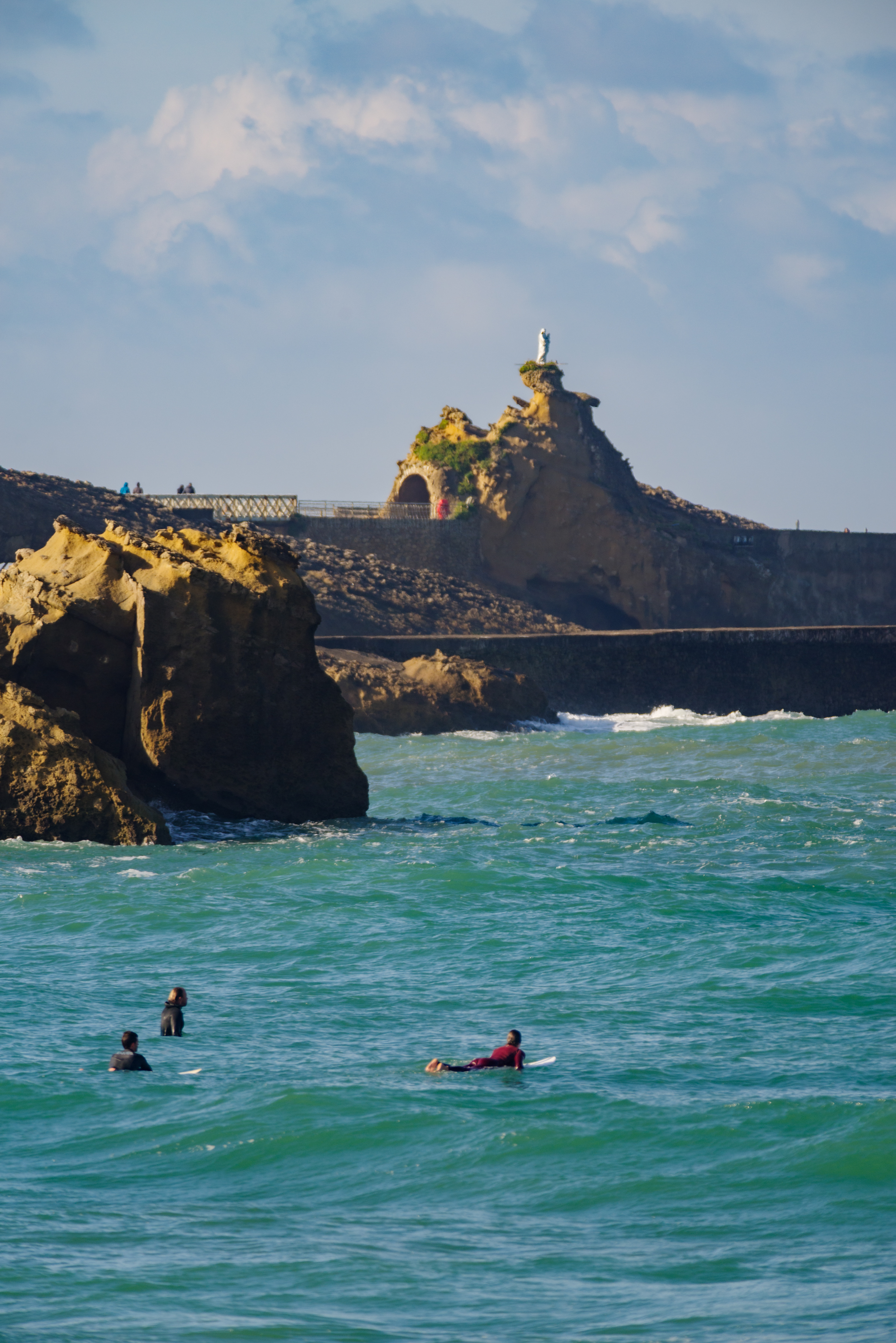 surfeurs et rocher de la vierge