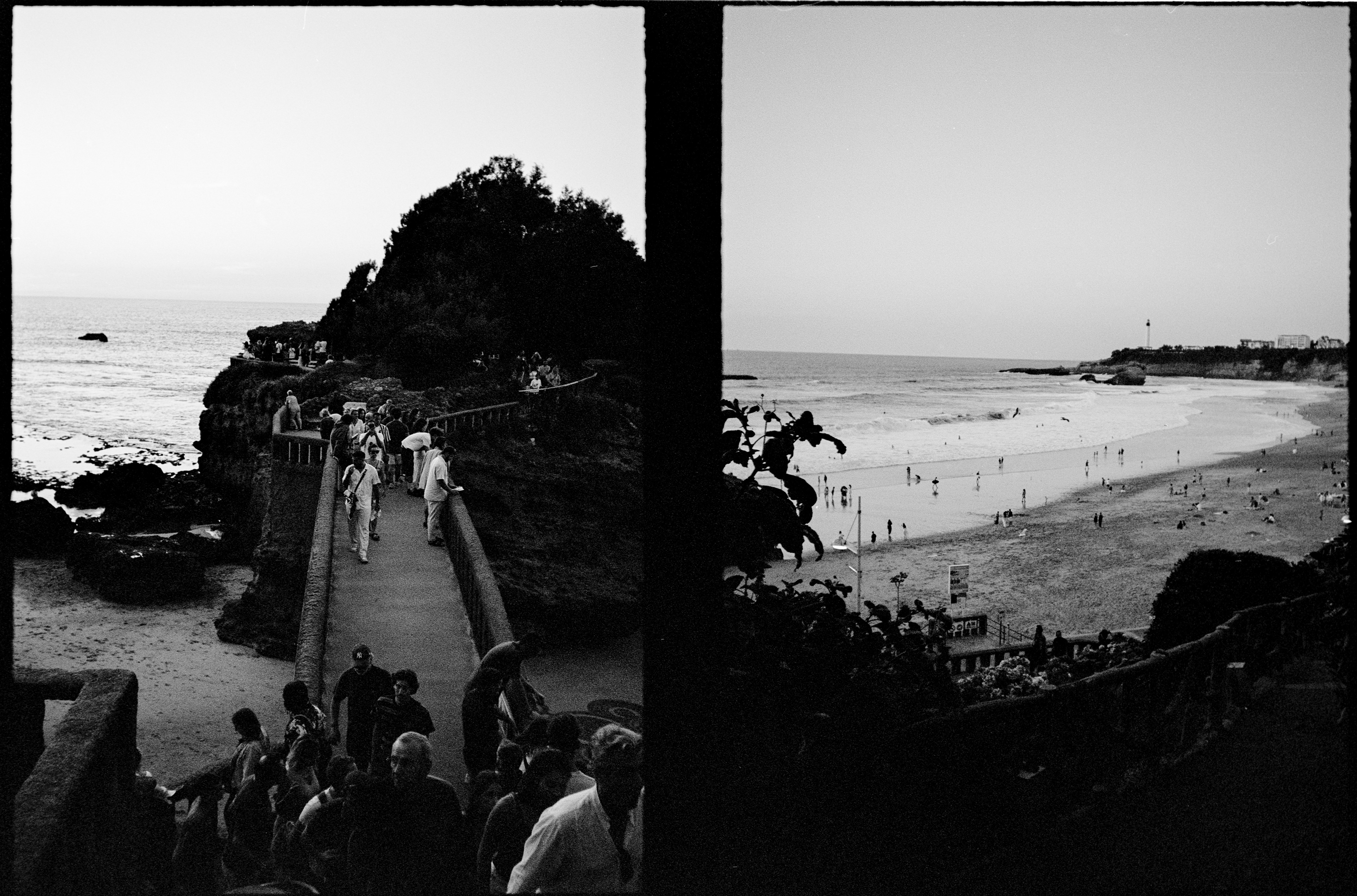 Rocher du Basta à gauche et son pont suplombant la plage du port des pêcheurs. Grande plage à droite. Pentax 17, Ilford XP2
