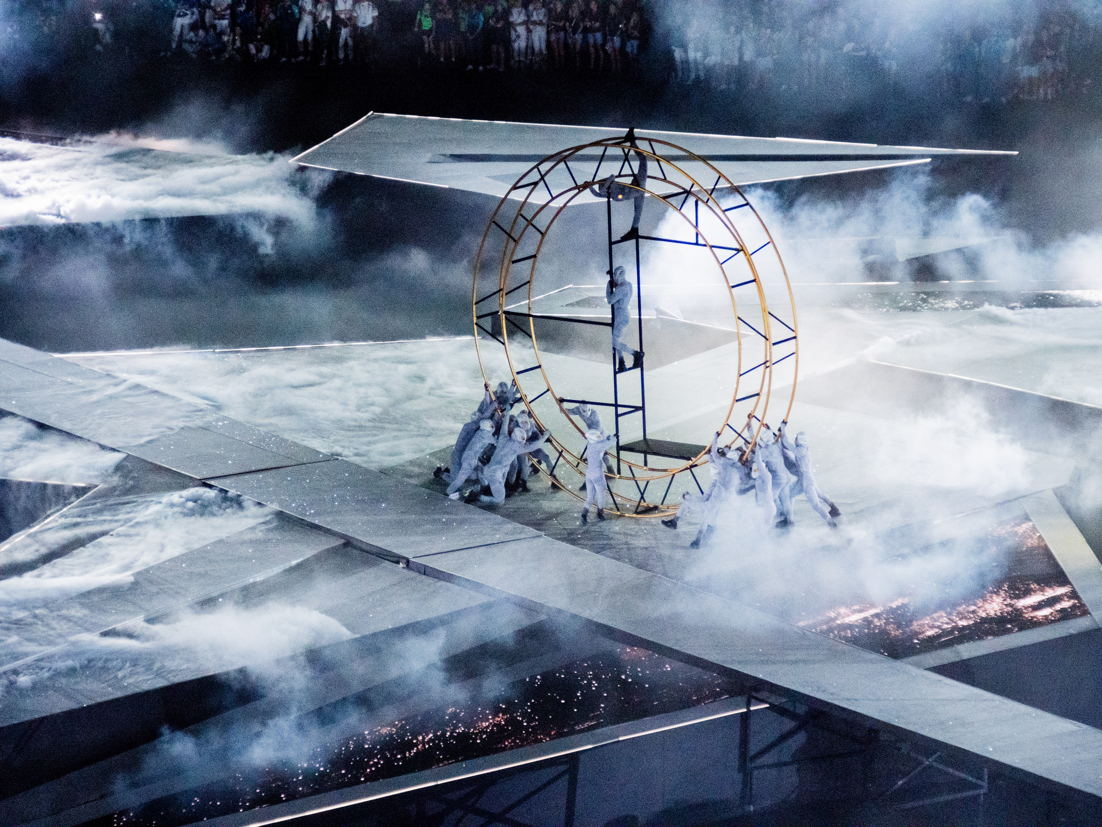 Elevation des anneaux olympiques dans la fumée