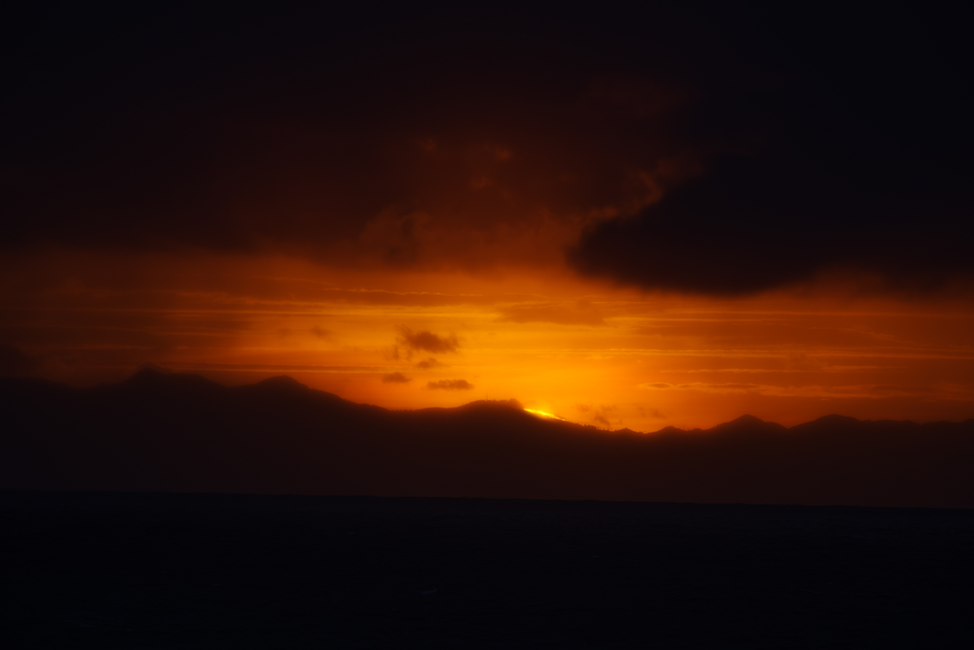 Coucher de soleil sur les Pyrenées. the end.