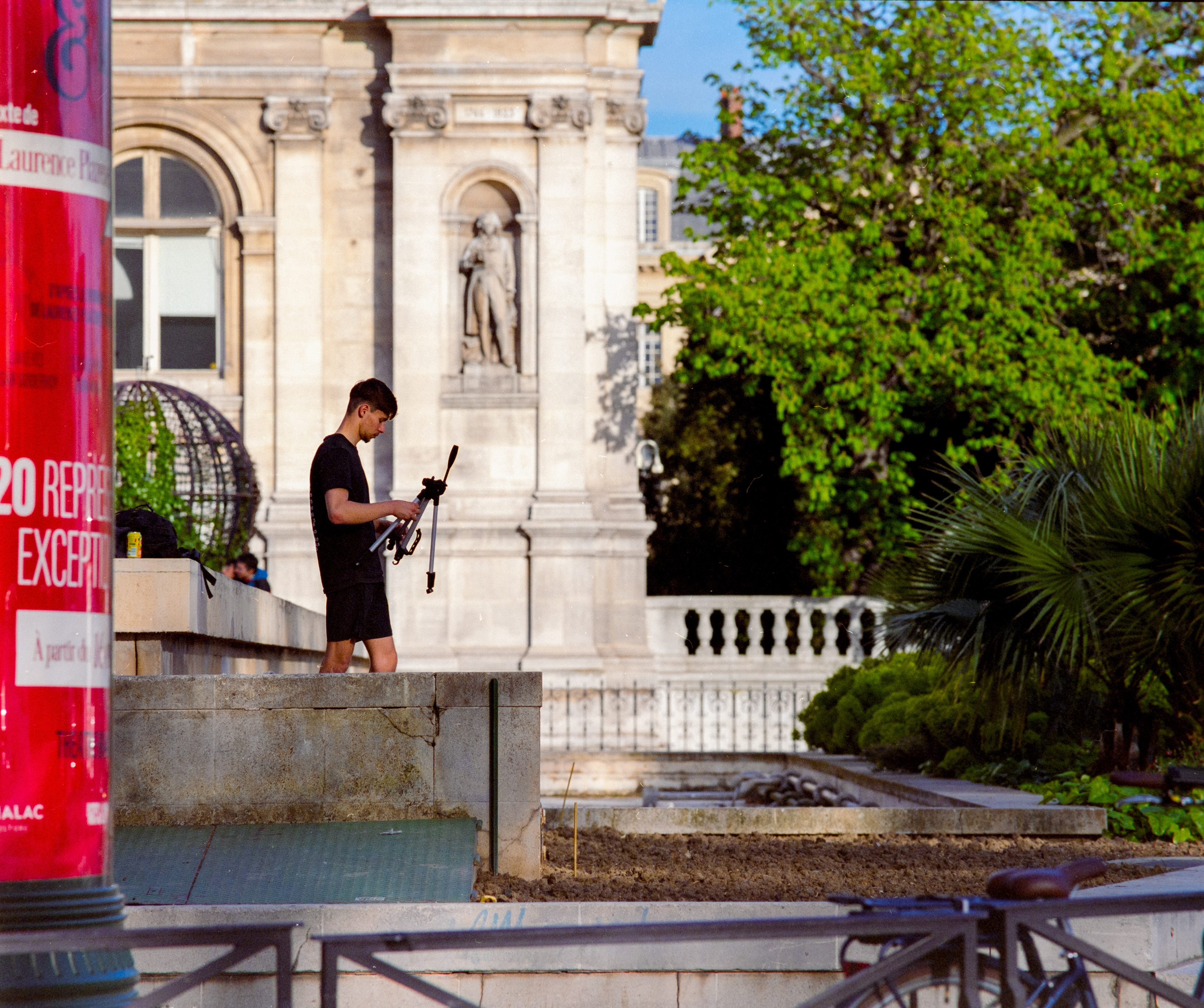 Artiste devant l'hôtel de ville. Pentax 67 - Fuji pro 400H 