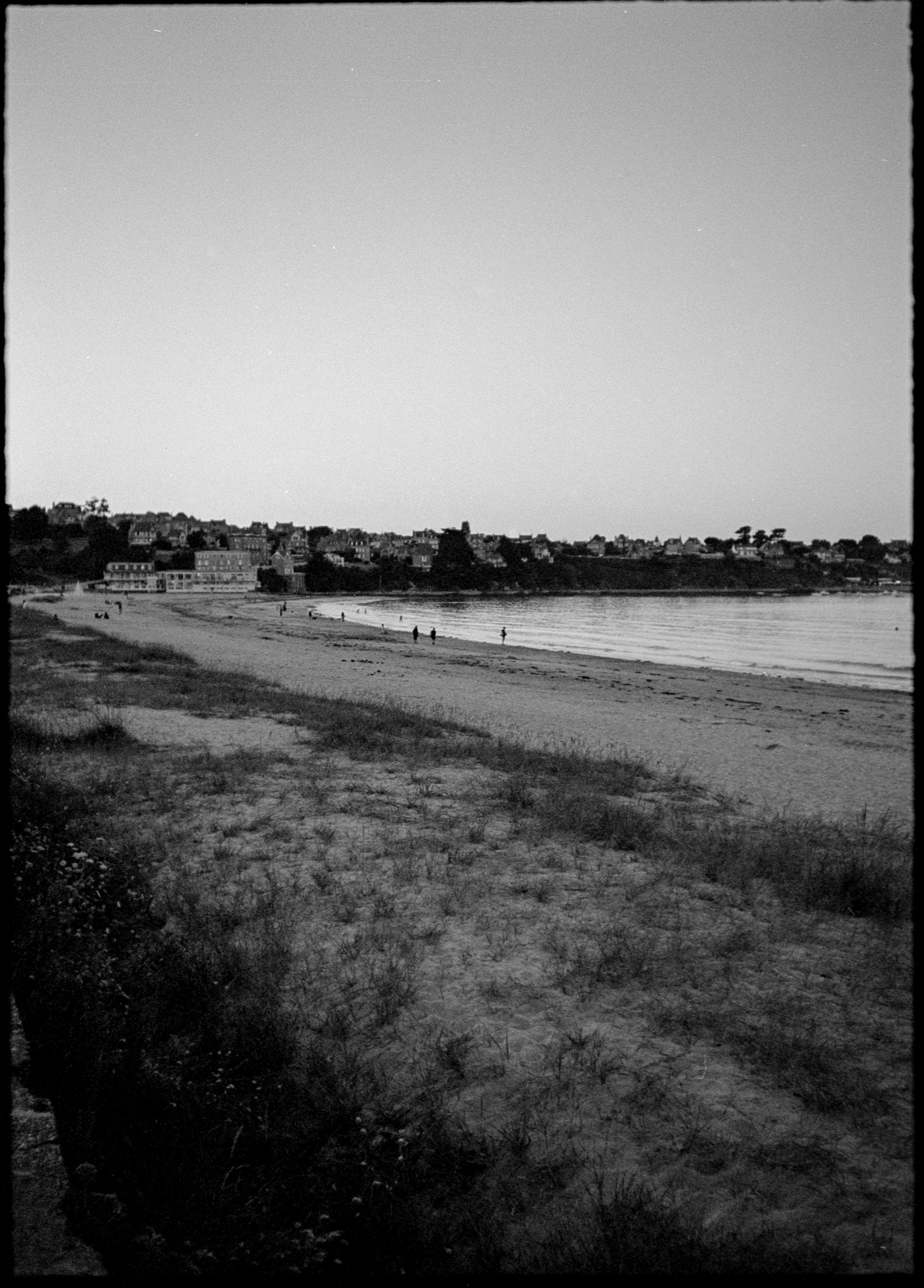 La grande plage, pentax 17, Ilford XP2