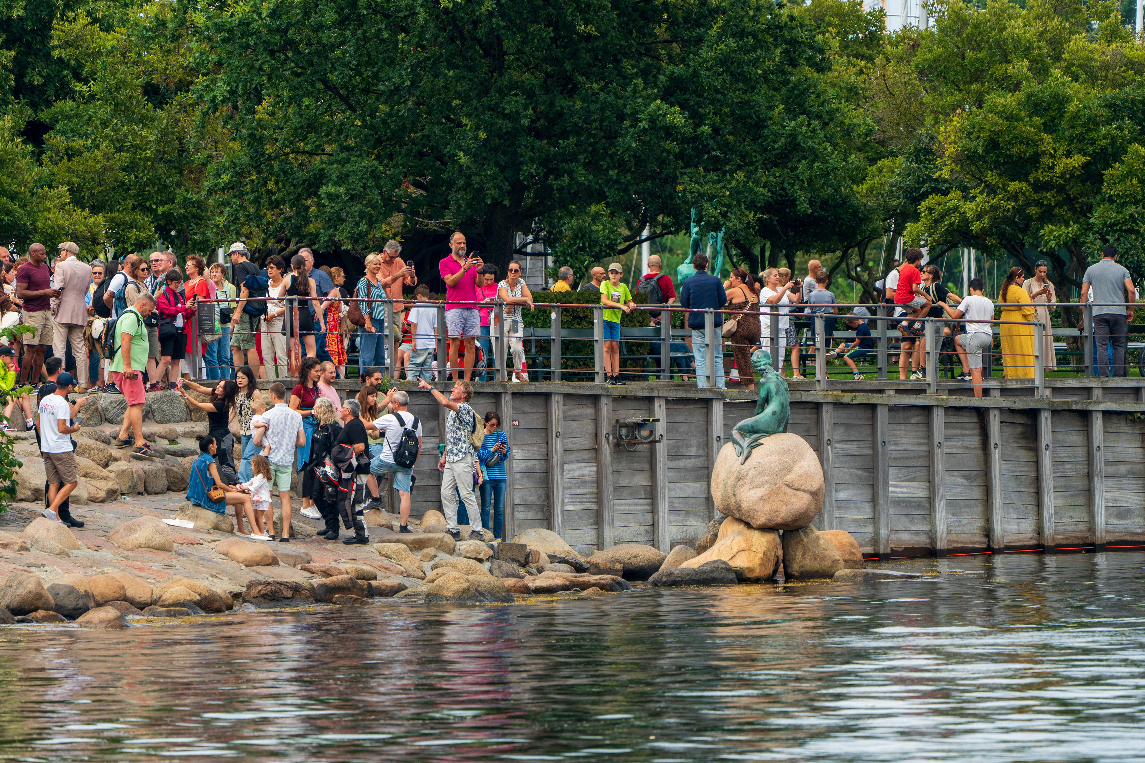 Touristes autour de la petite sirène