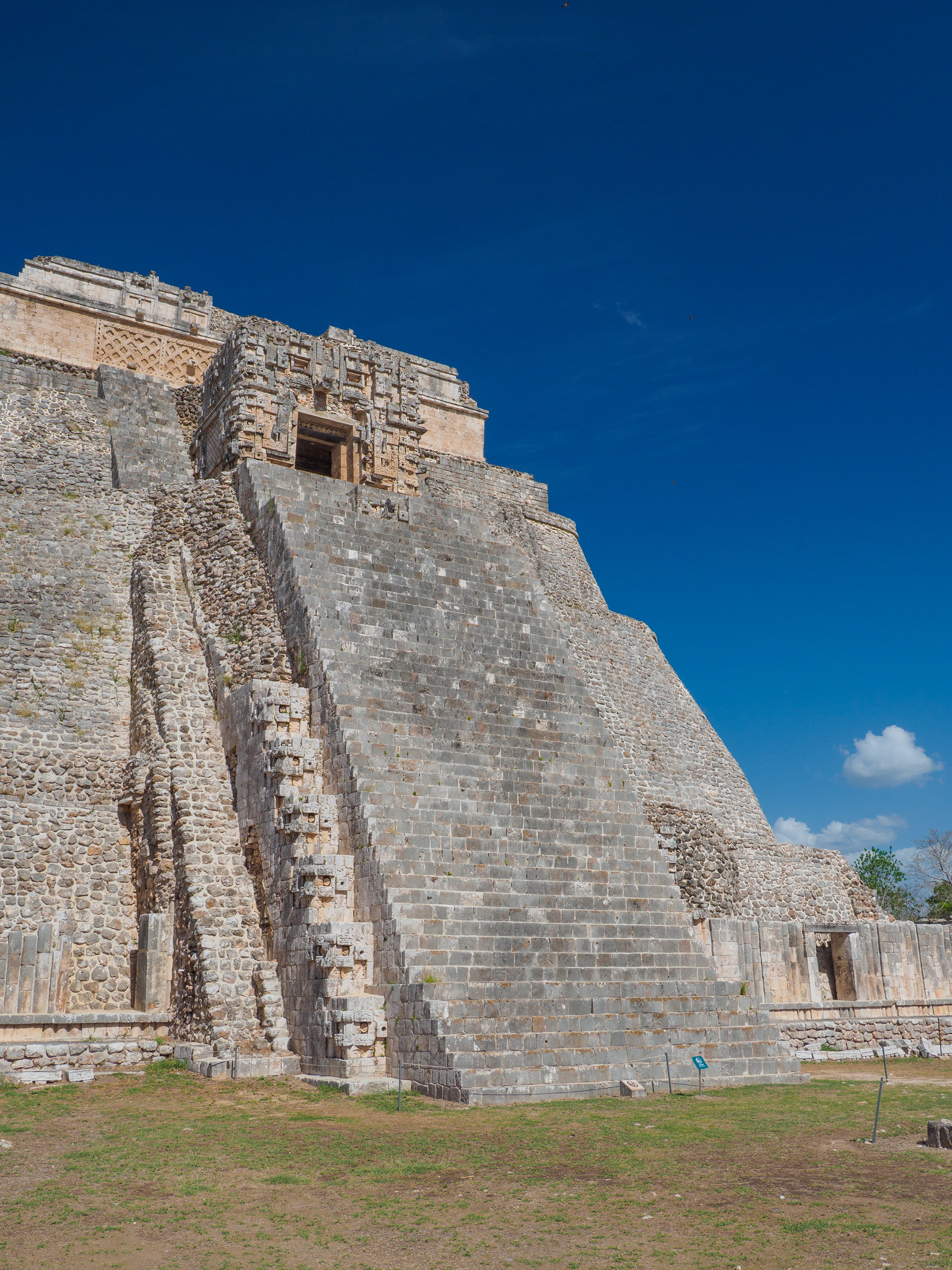 L'escalier qui mène à la gueule de la pyramide (temple de la 4ème génération)