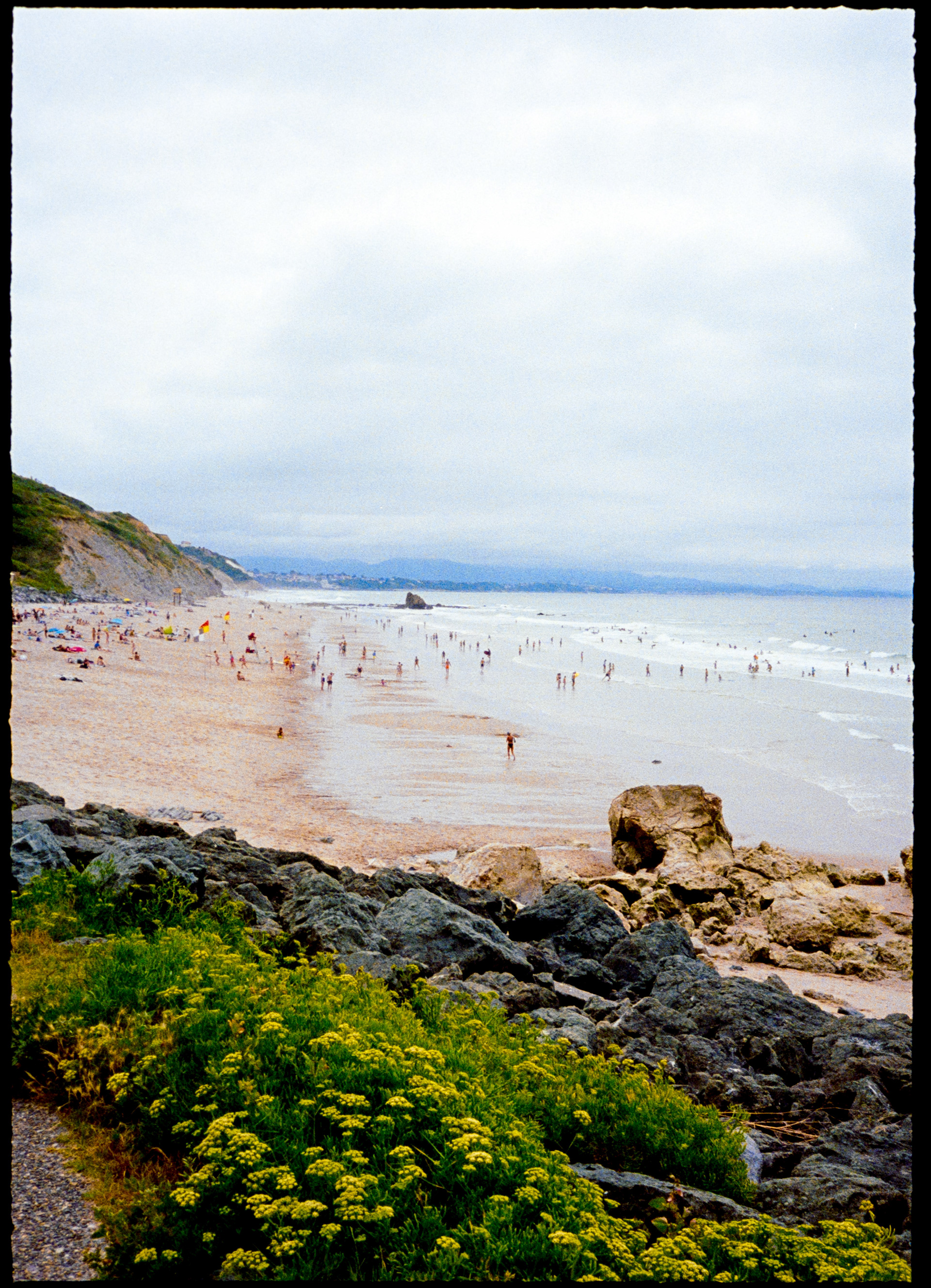 Plage d'Ilbarritz. Pentax 17, portra 160