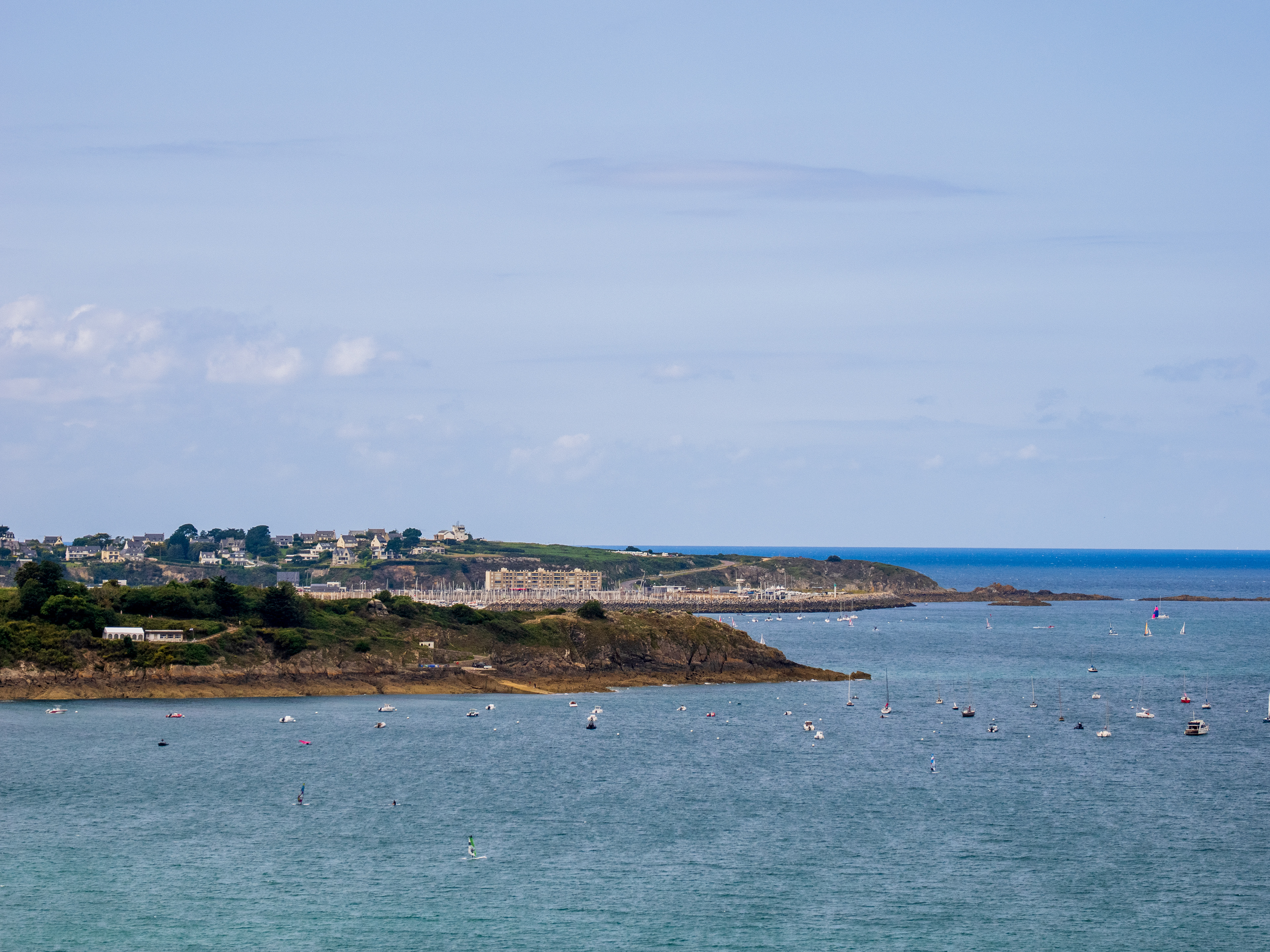 Le port, au fond