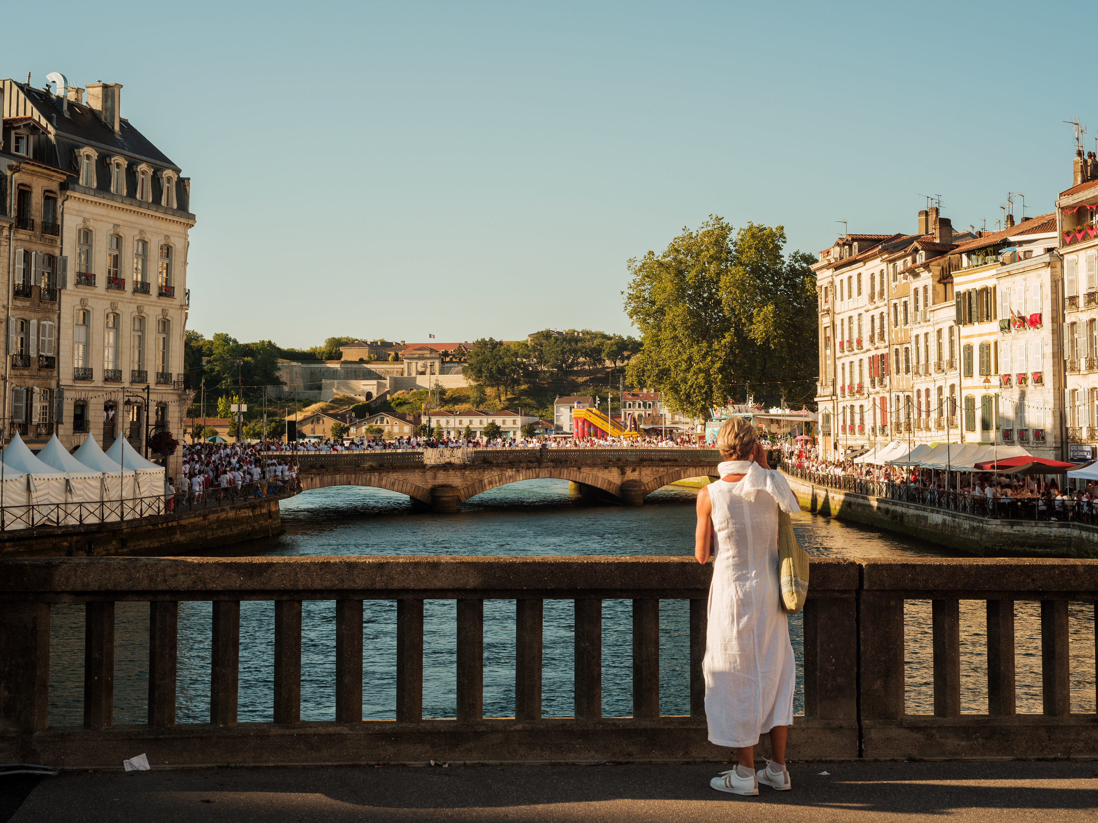 une femme sur la NIve, juste avant le début des fêtes