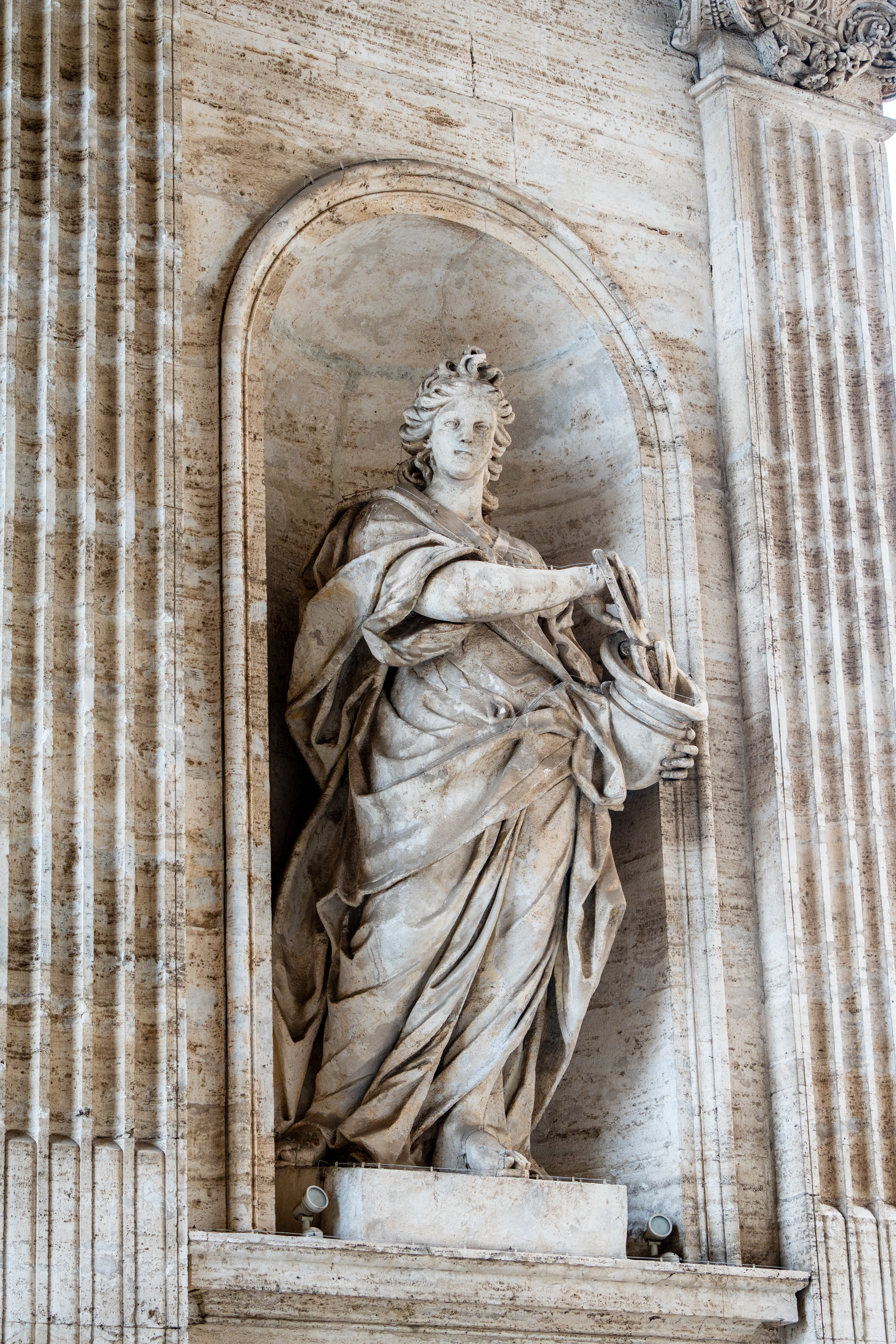 statue