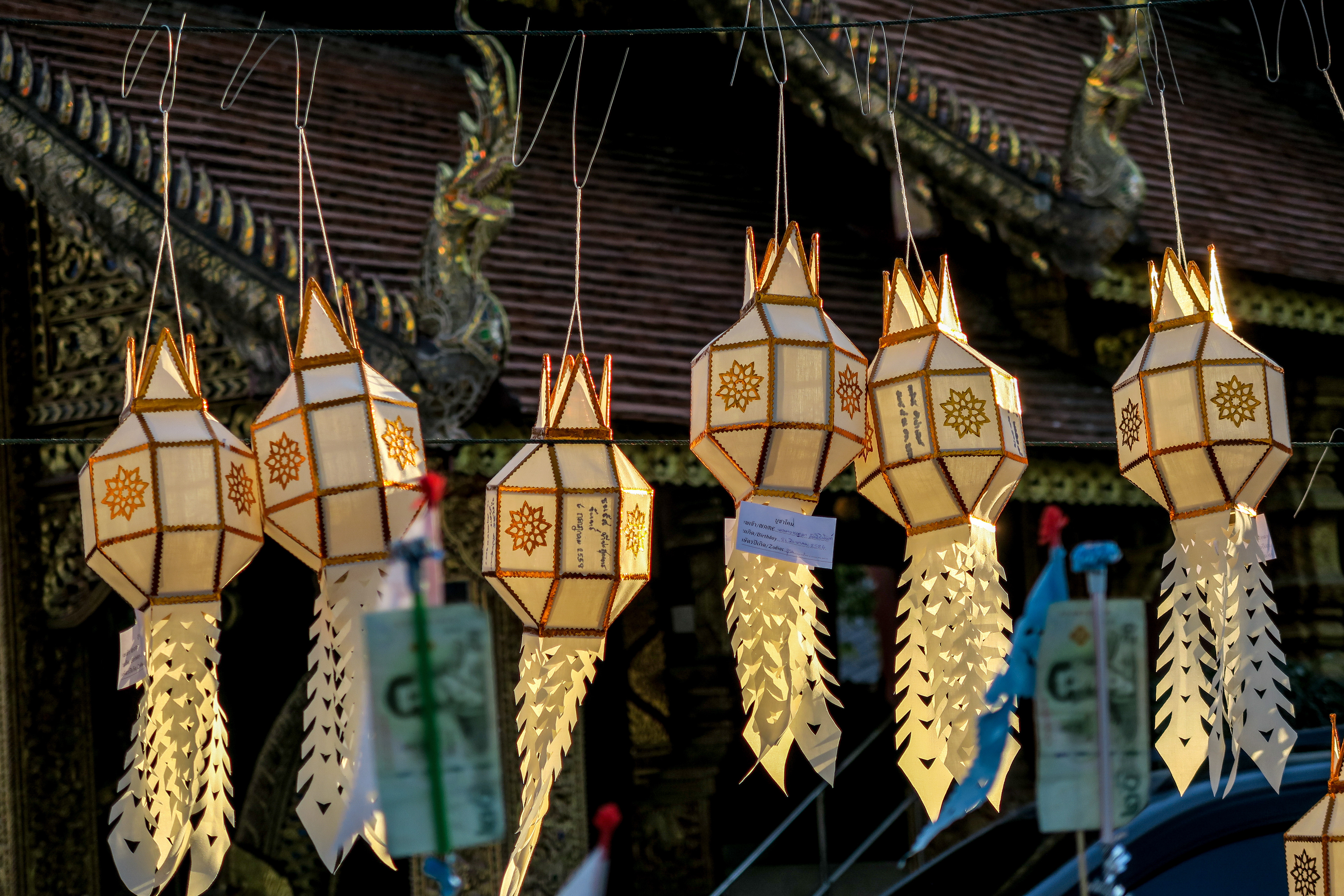 lanternes du temple jouxtant le Wat Si Suphan