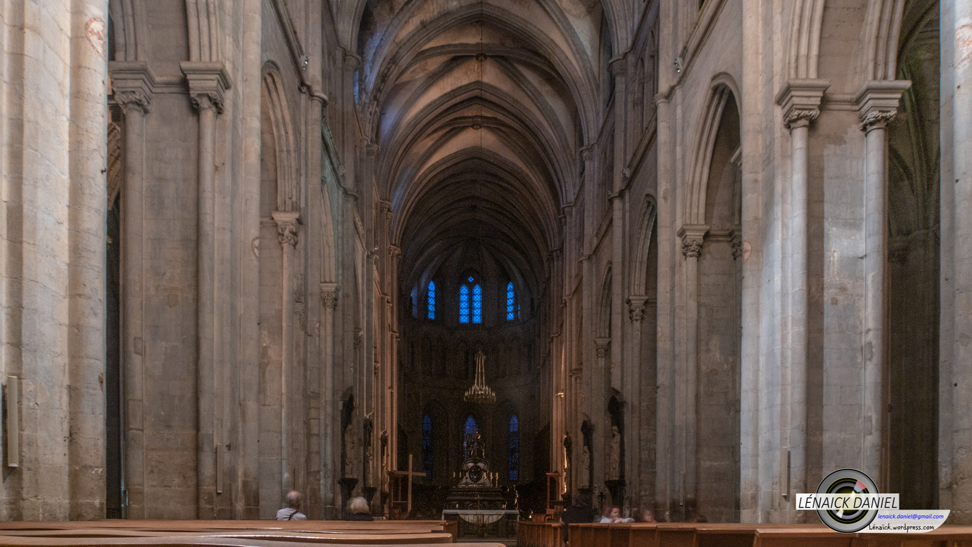 L'intérieur de la cathédrale, de nuit.