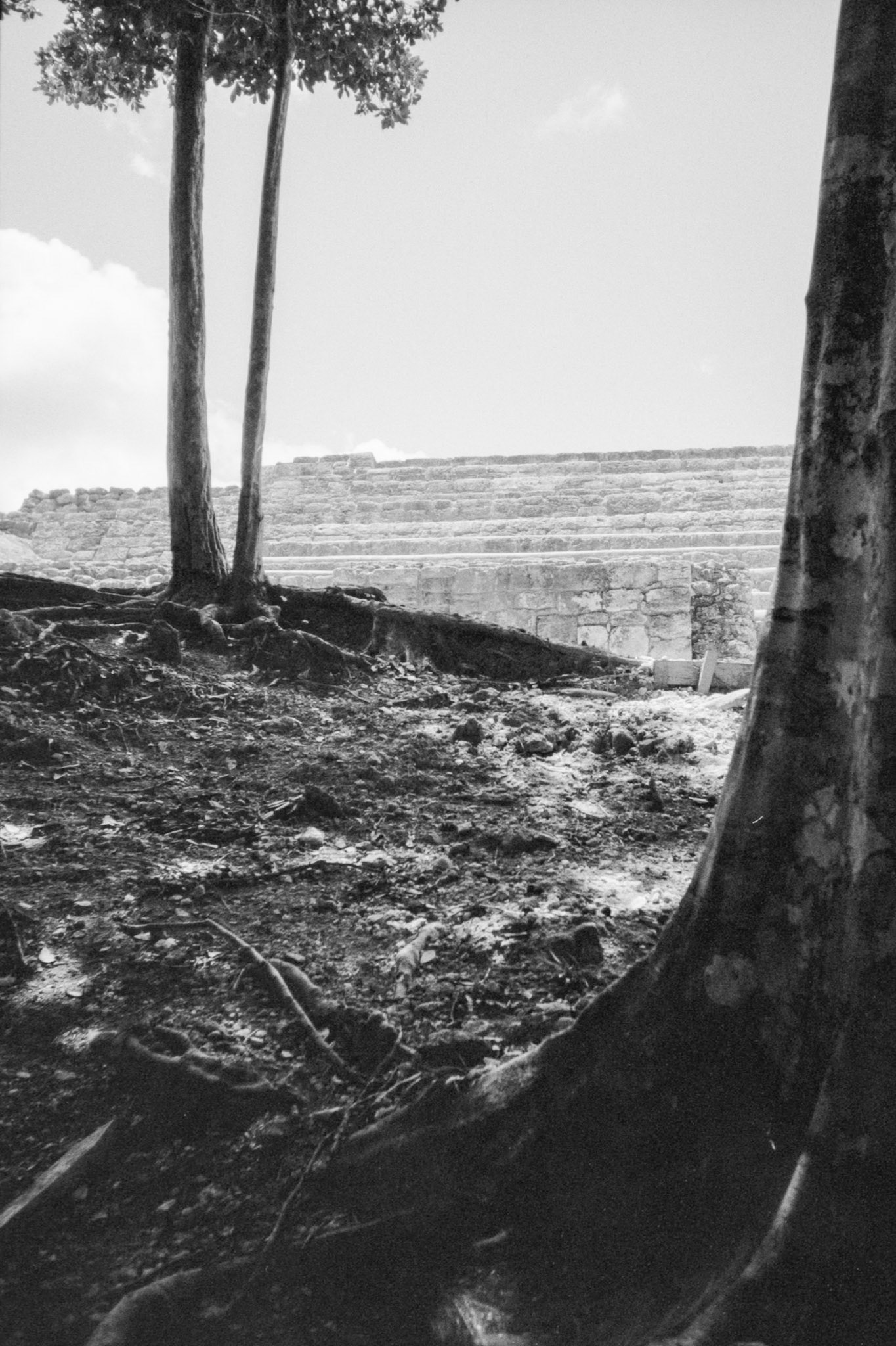 Le hauut d'une pyraimide vue depuis la partie ensevelie
