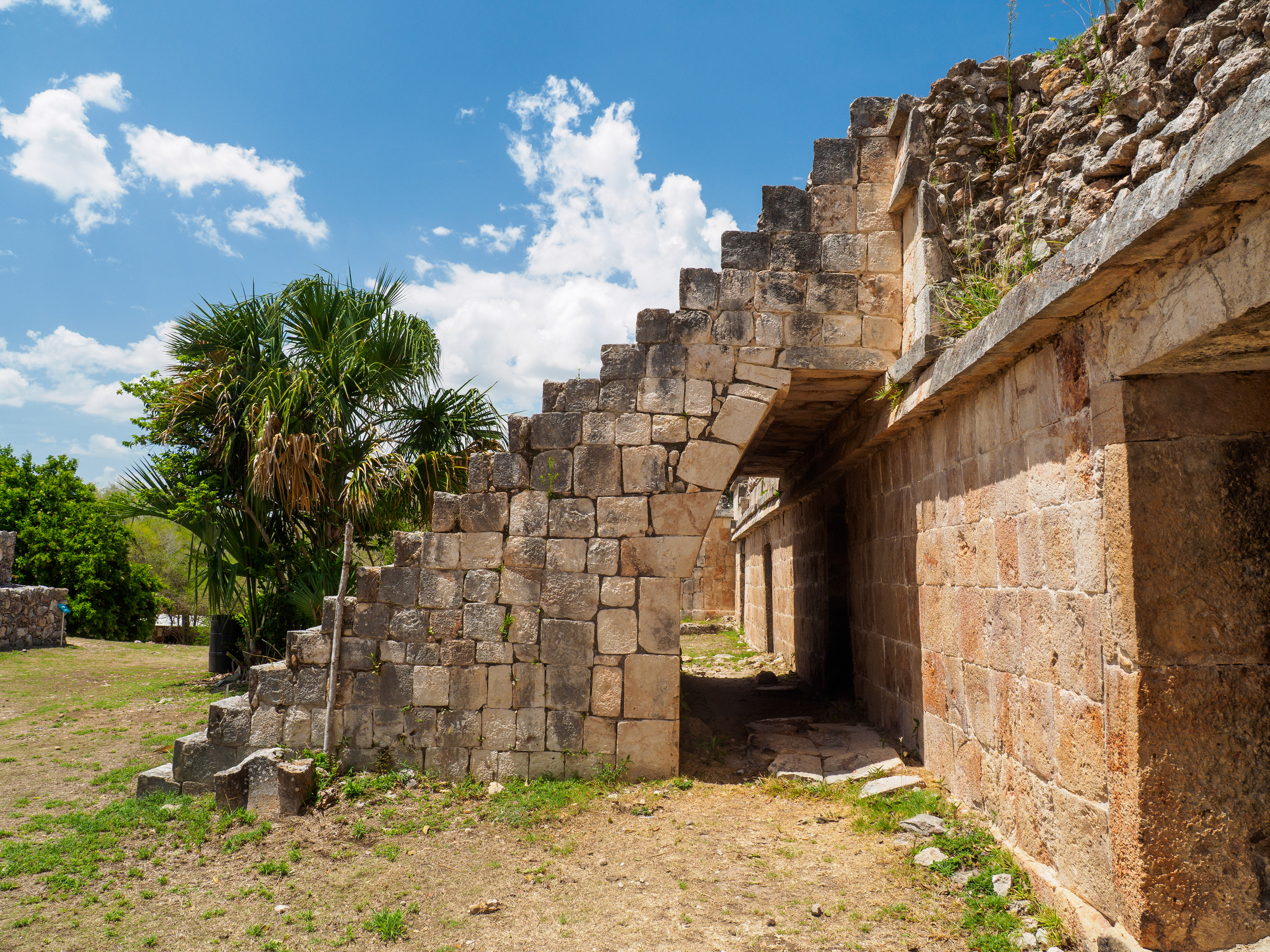 escalier et arche au palais principal