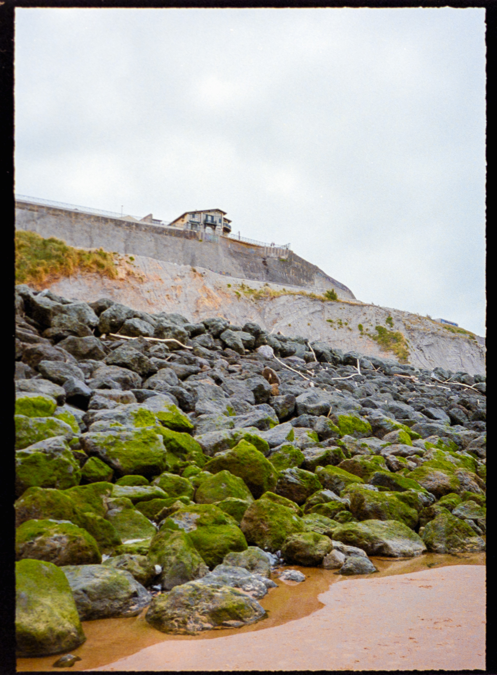 maison en bord de falaise. Pentax 17, Kodak portra 160