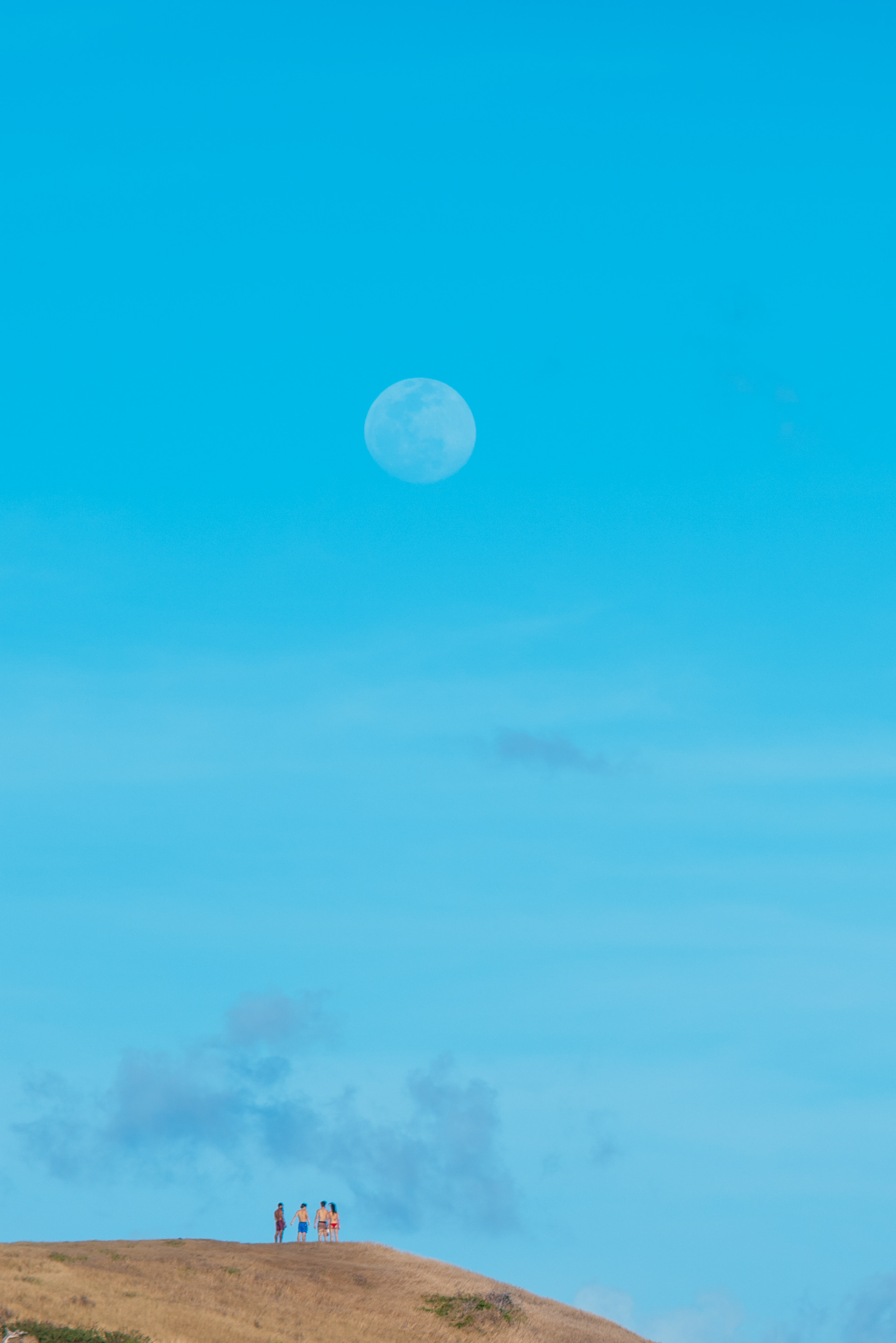 nageurs et lune au large de la plage de pompierre