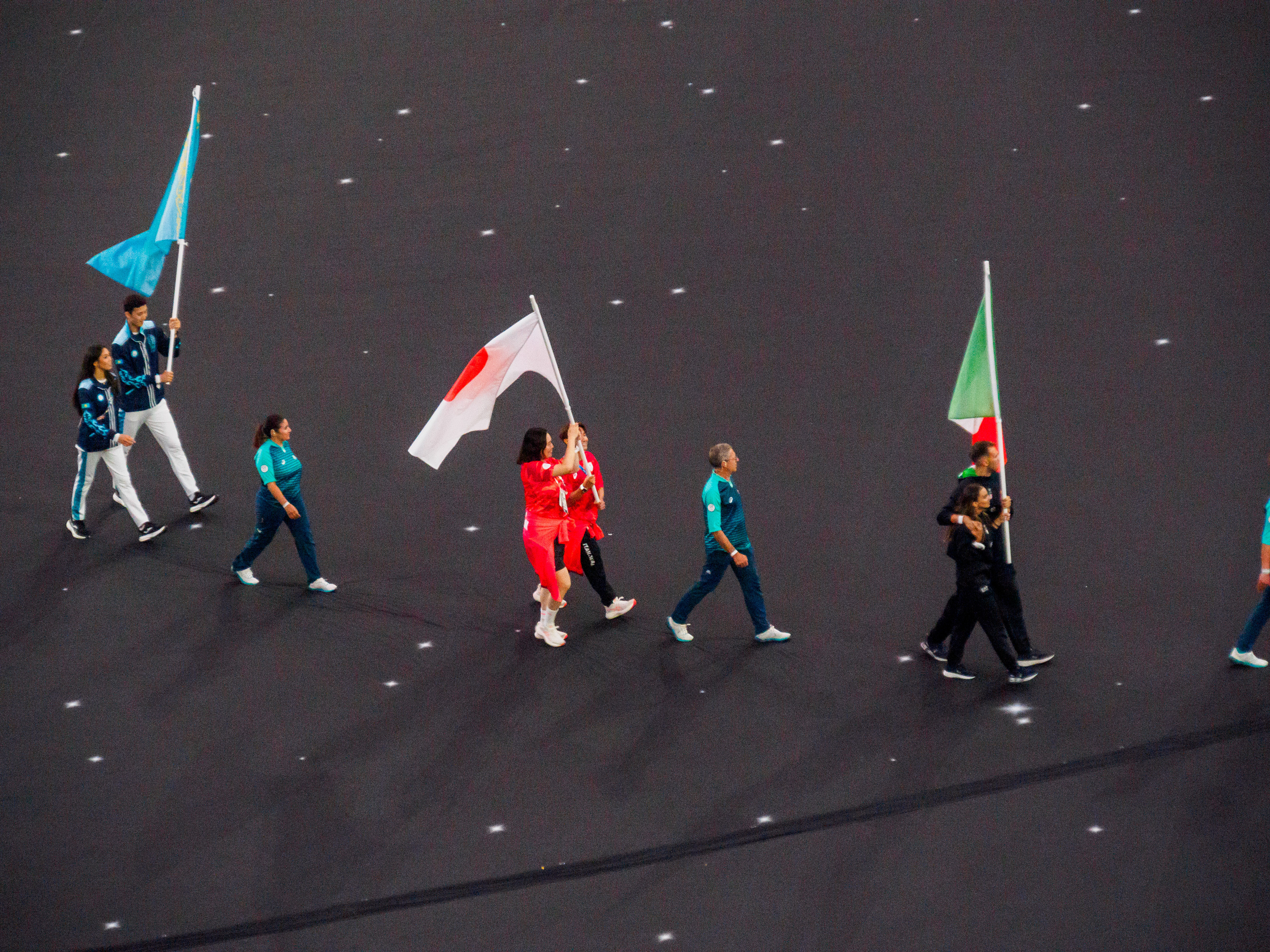 Défilé des porte drapeaux des délégations, japon au centre