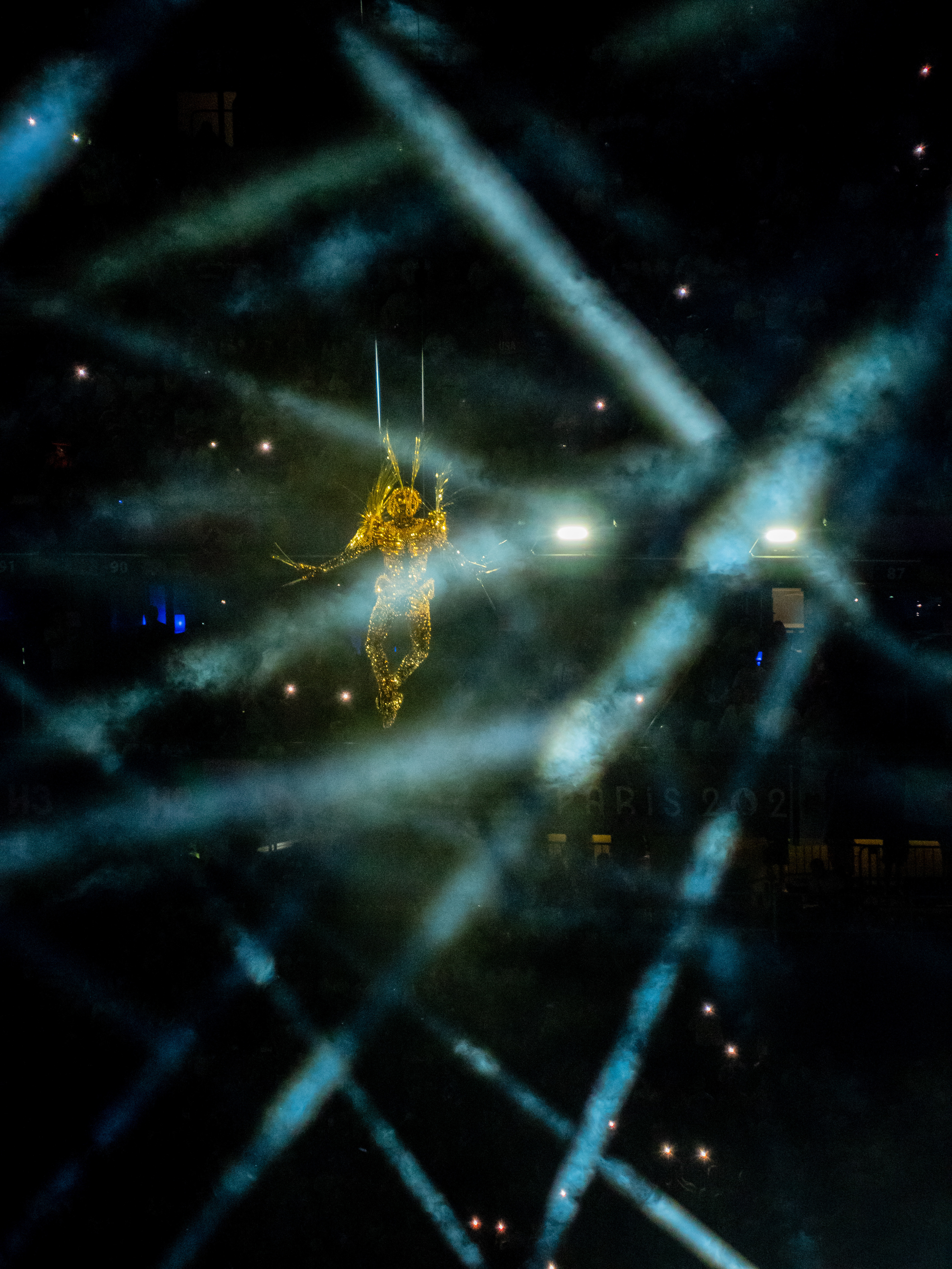 L'homme doré descend au milieu des raysons laser