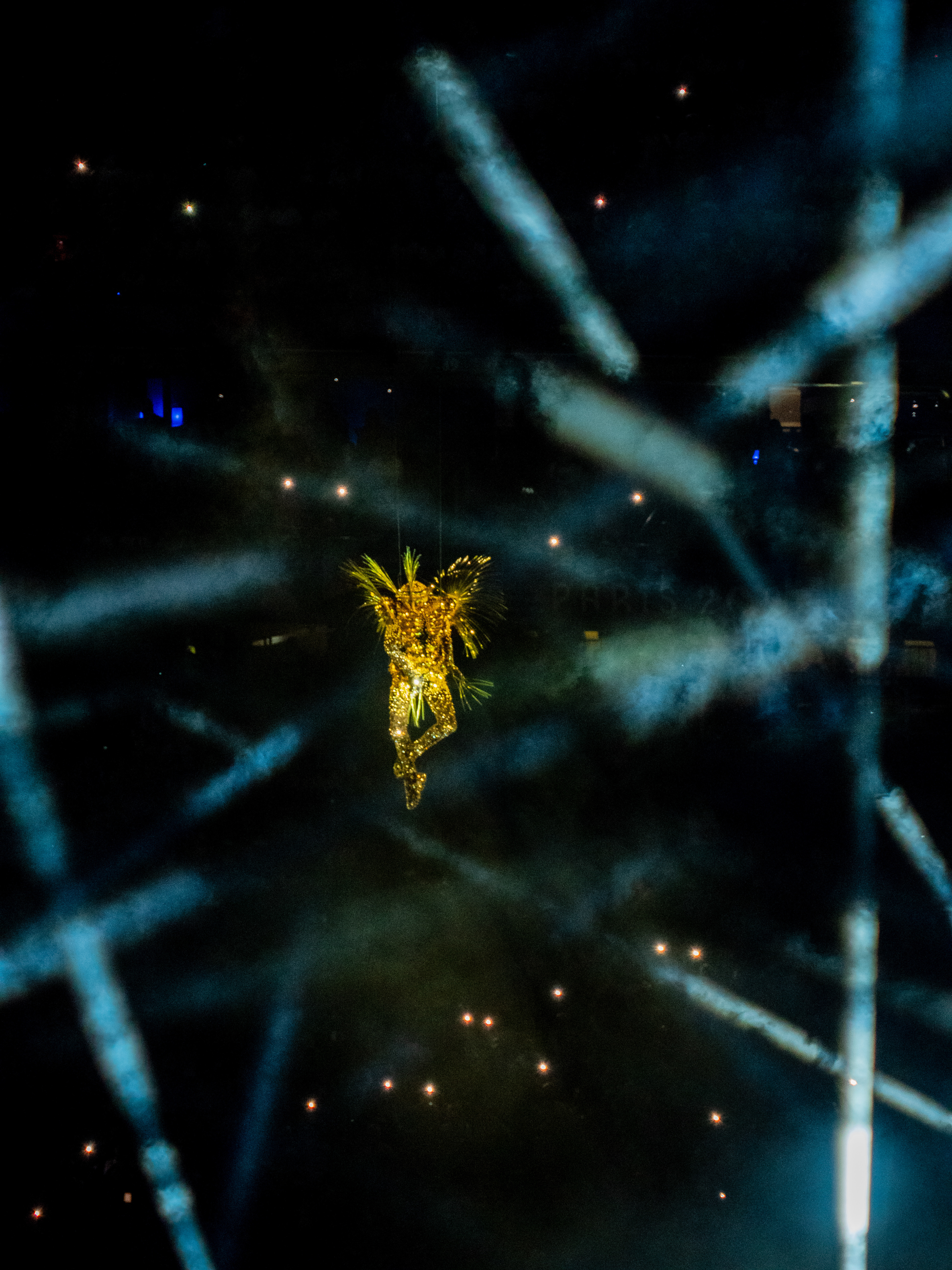 L'homme doré descend au milieu des raysons laser