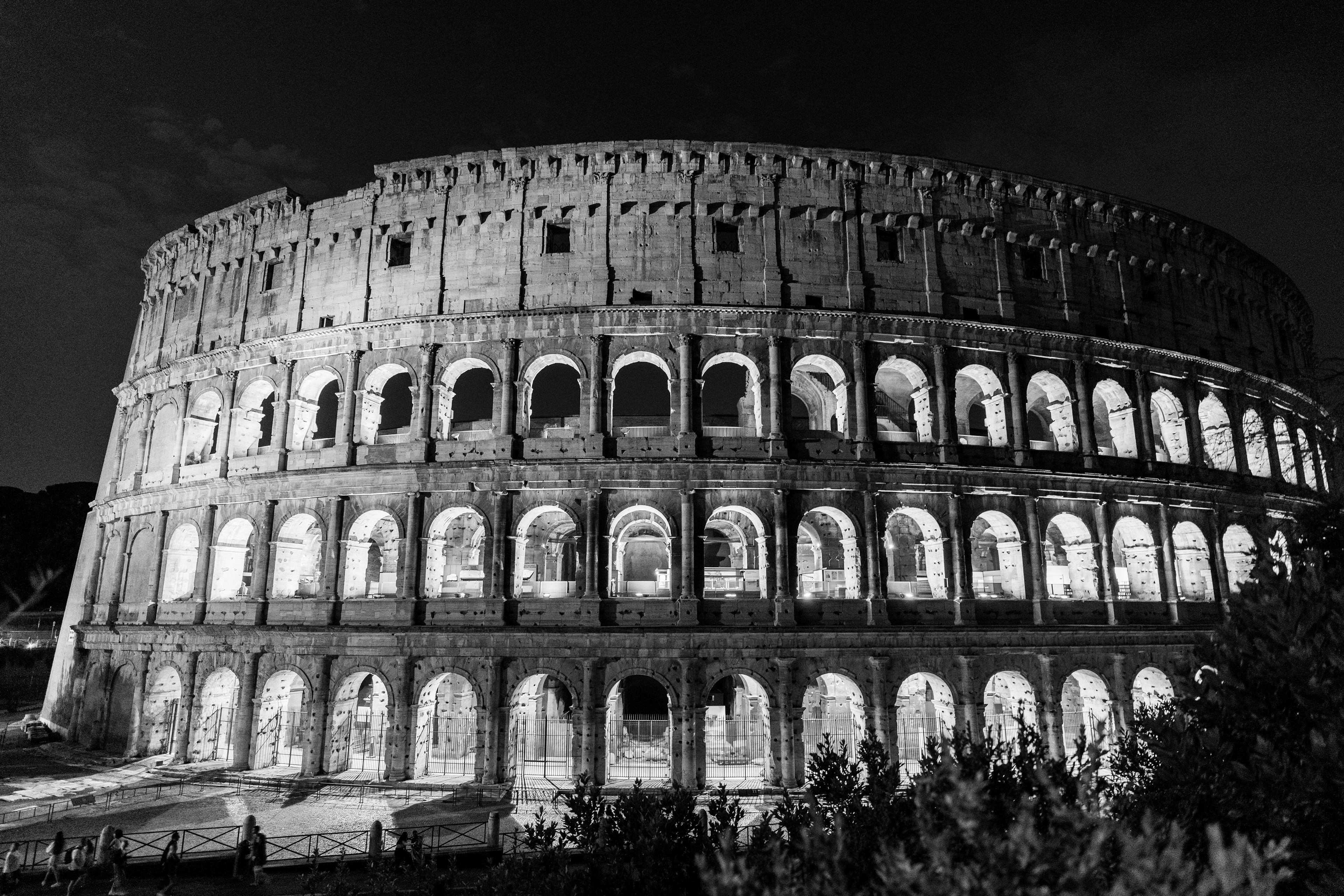 Le colisée façade nord de nuit en noir et blanc