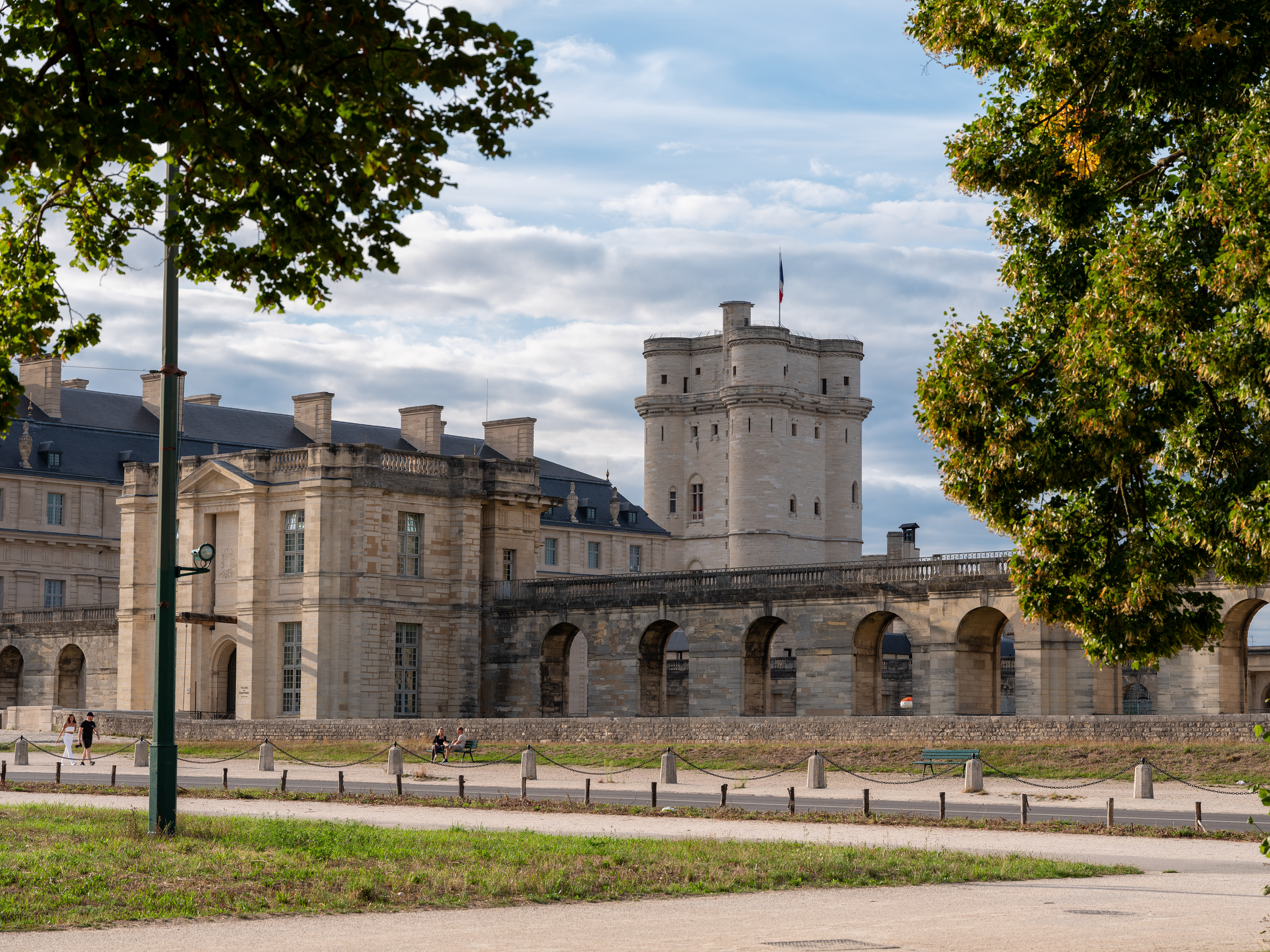 Le château de Vincennes est à Vincennes ... mais de ce côté "bois" de la route, nous sommes bien à Paris