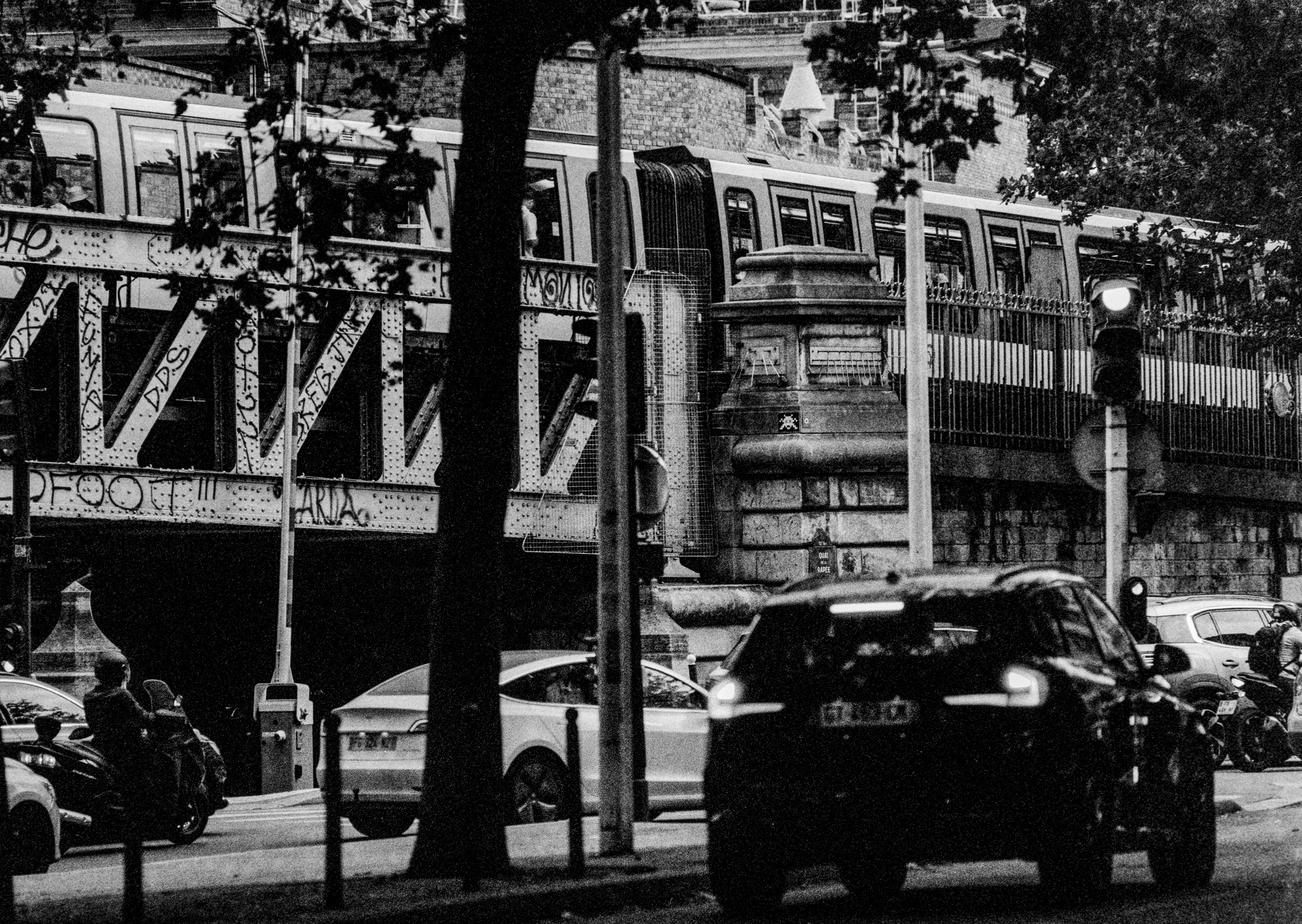LIgne 5 et trafiic routier. Pentatx 645N - Ilford 3200