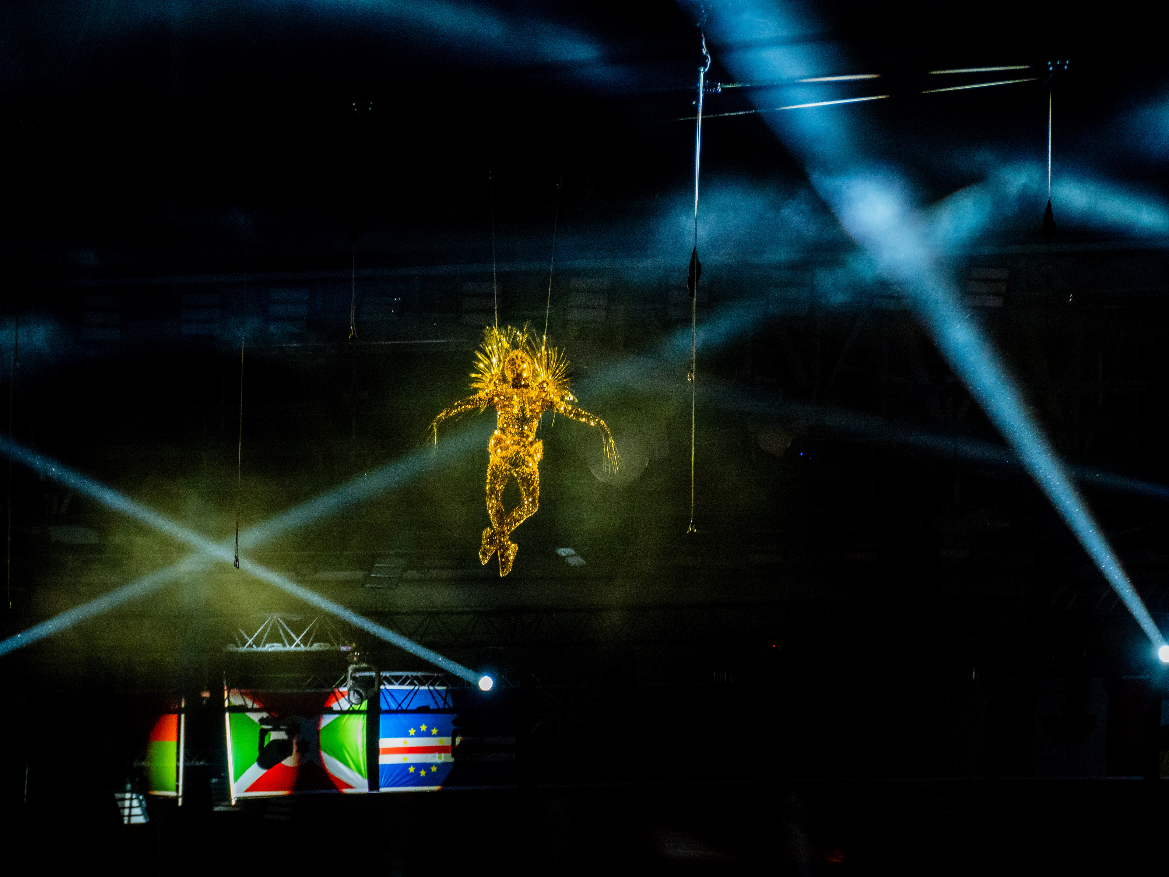L'homme doré descend au milieu des raysons laser