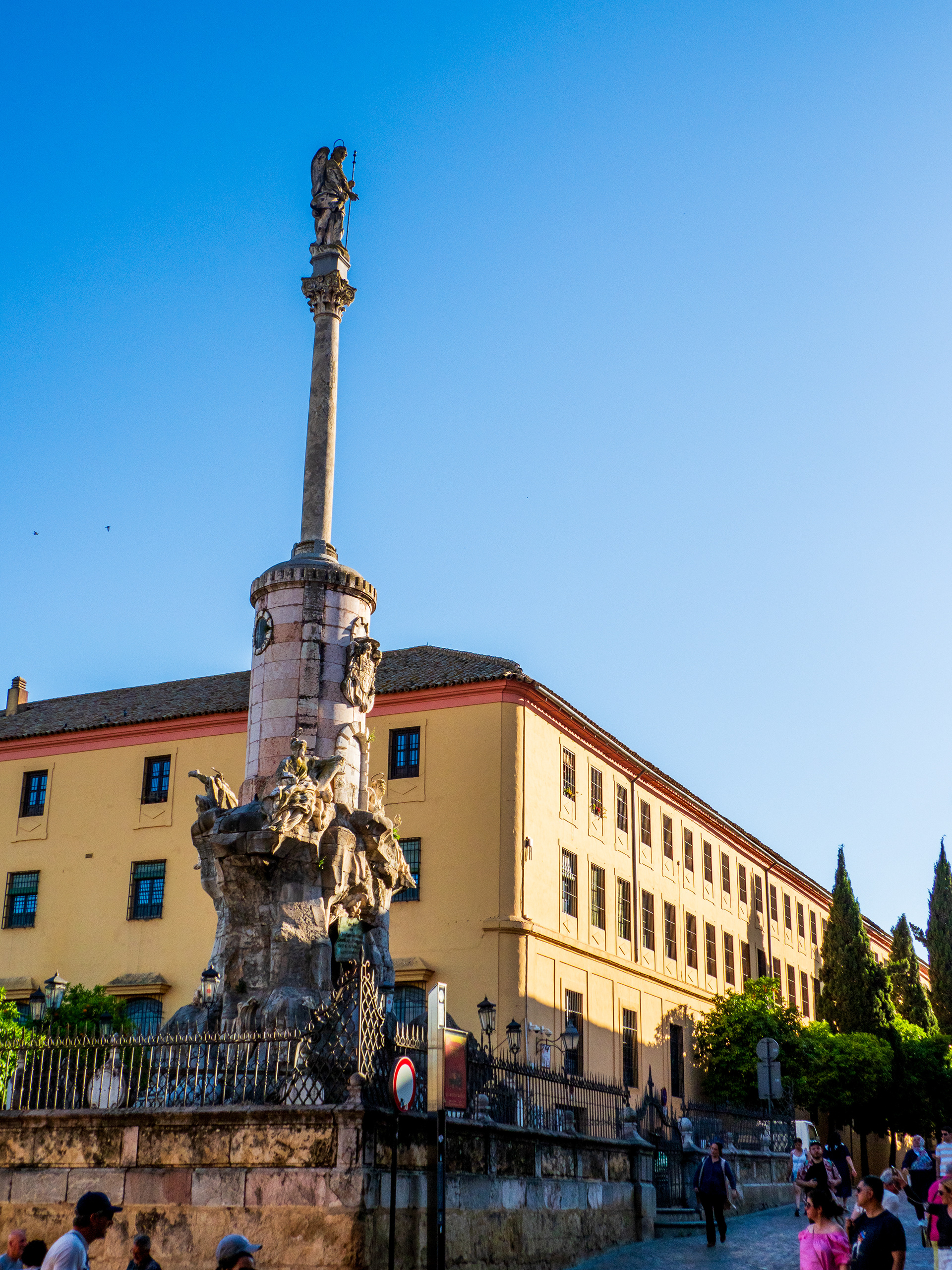 statue