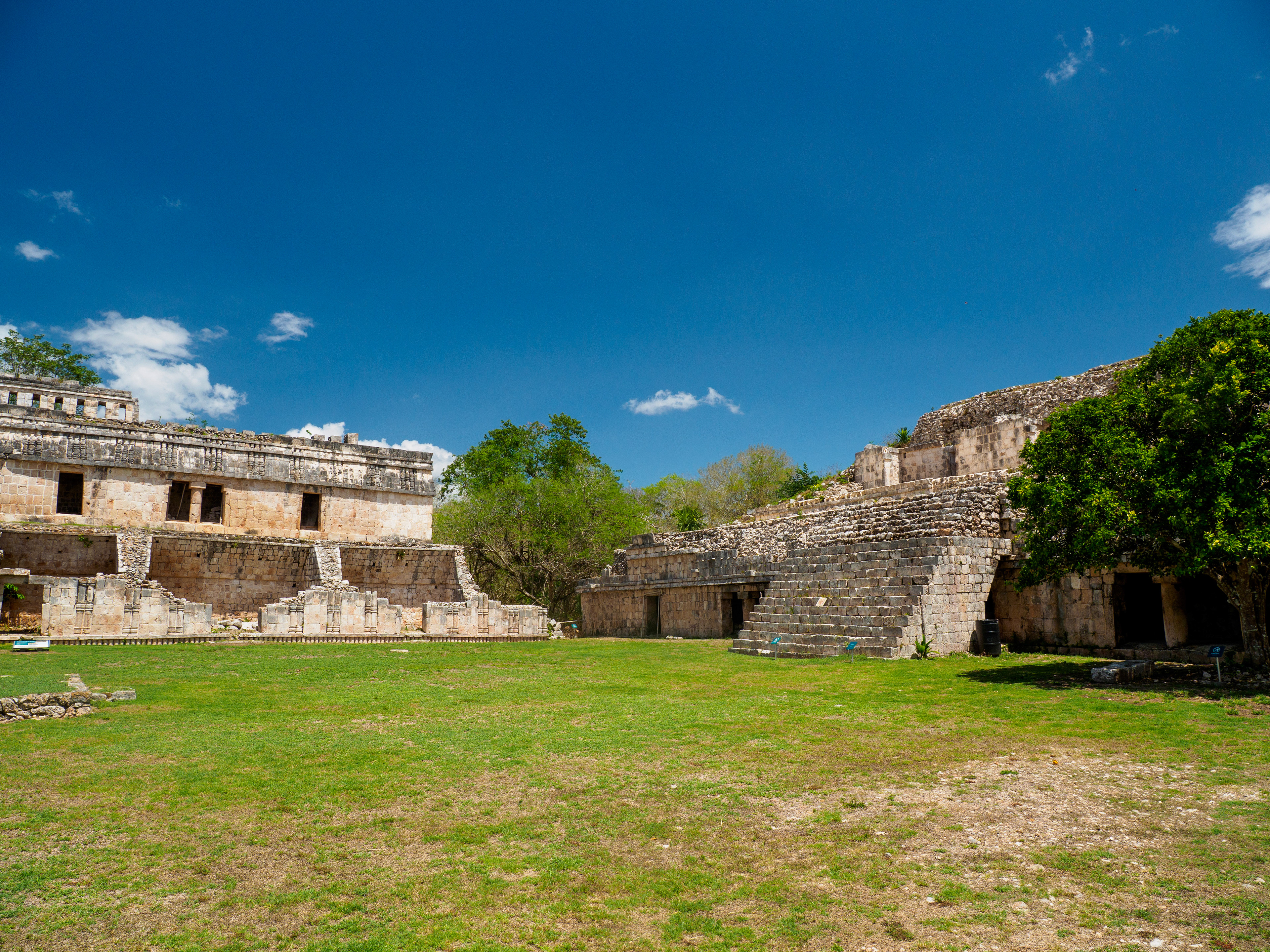 un bâtiment mitoyen du palais principal