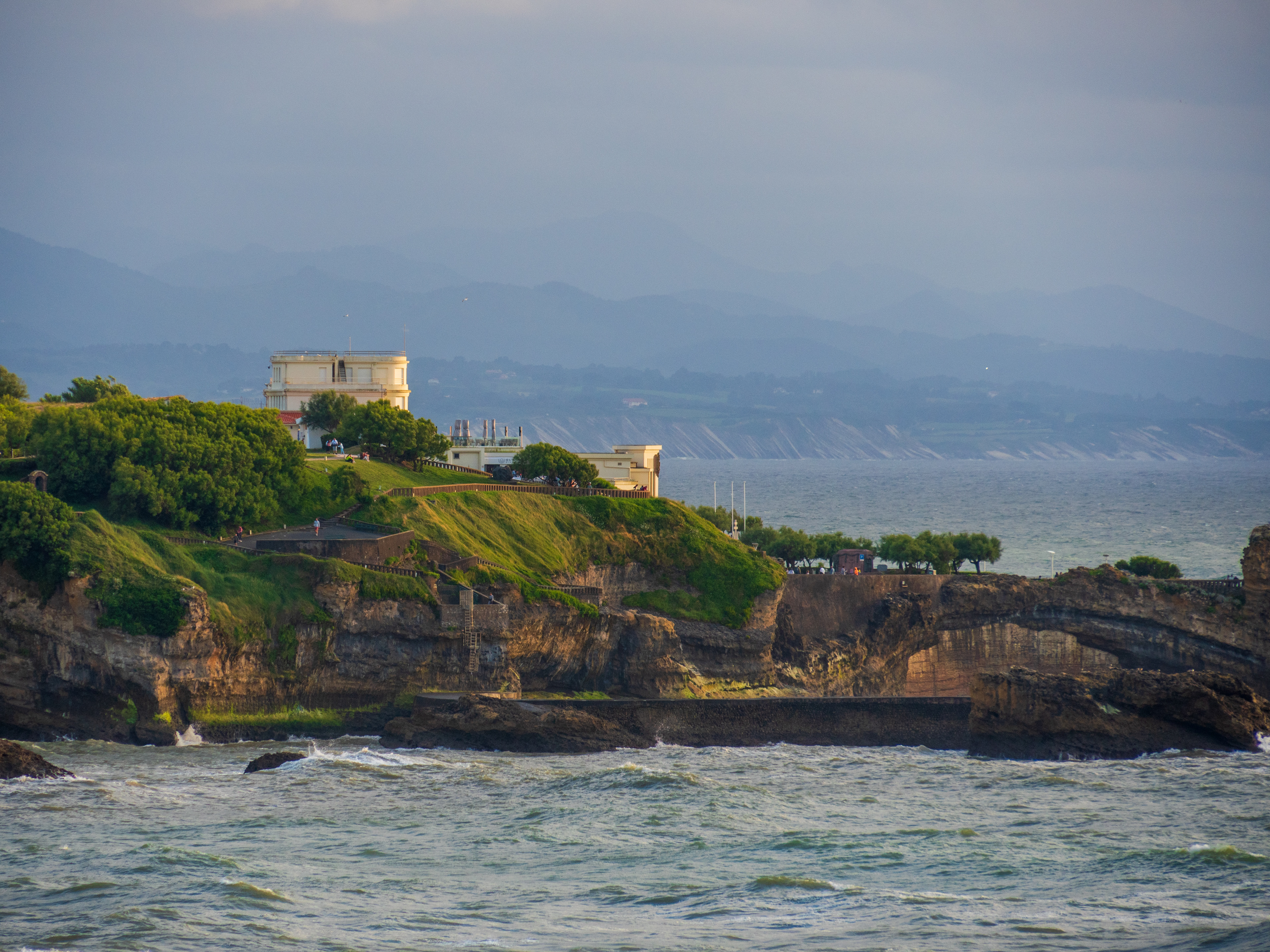 De l'esplanade on peut voir déplasser l'aquarium de Biarritz sur le plateau de l'Atalaye